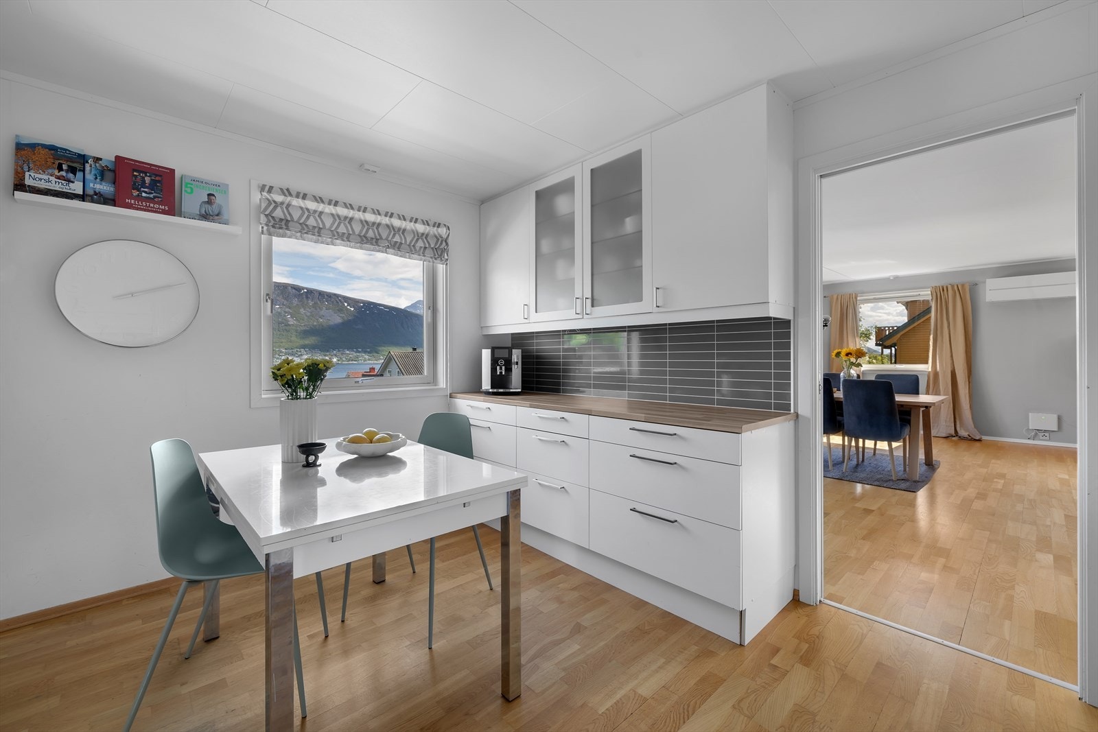 God plass til spisebord på kjøkken. Galleribilde