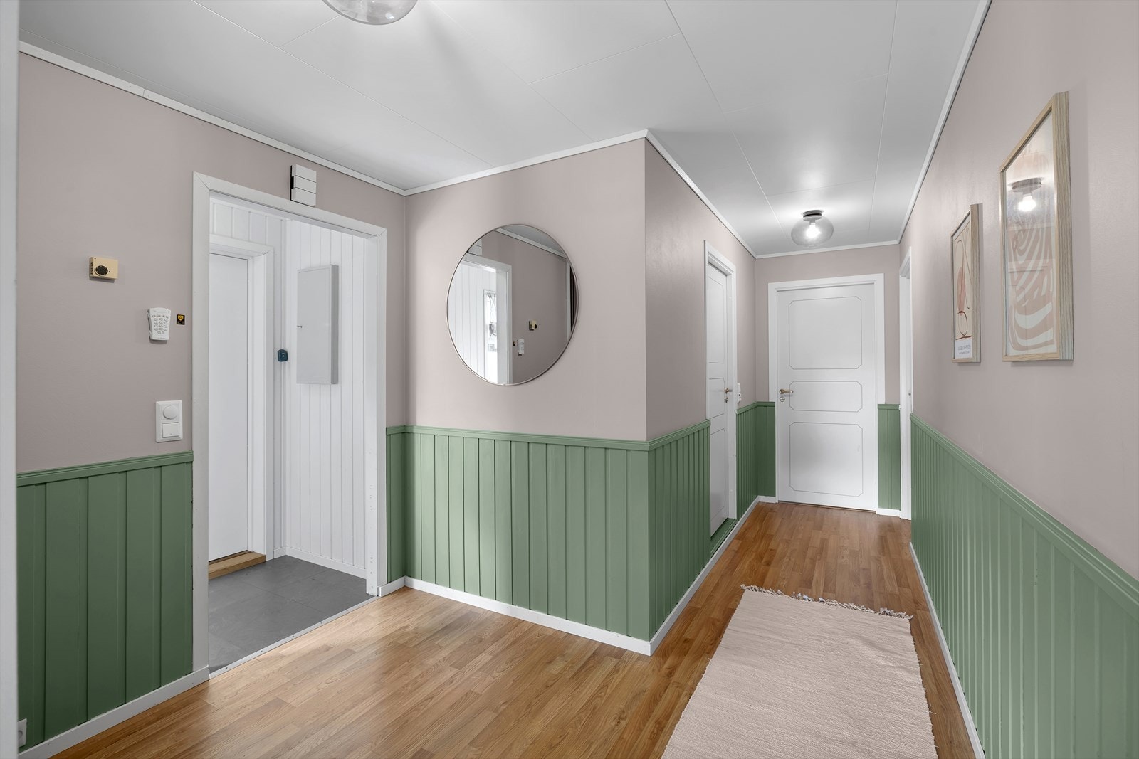 Gang i 1.etasje med adkomst til soverommene og badet. Galleribilde