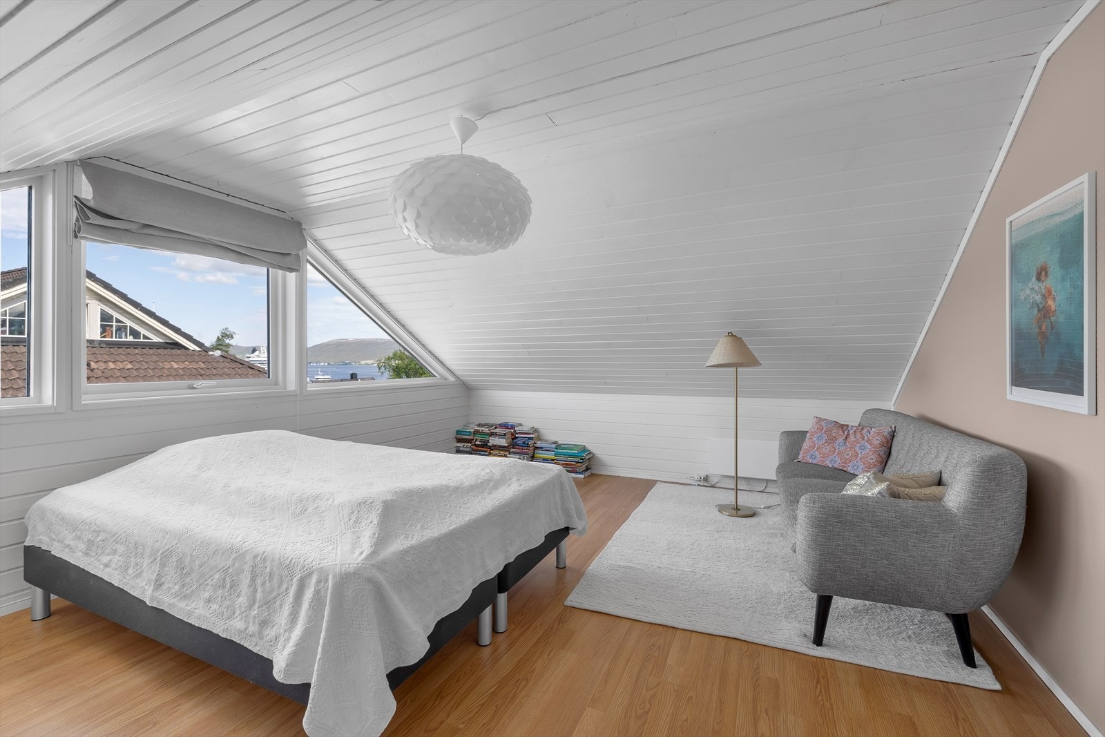 Soverom/stue på loft Galleribilde