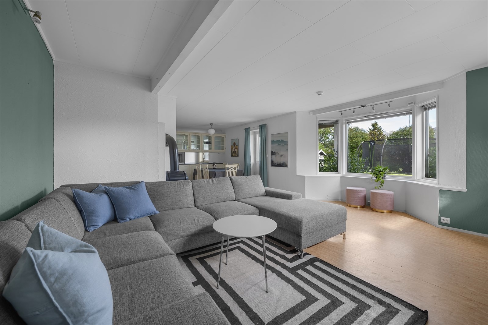 Dagens eier har tatt kr 18000,. pr mnd i leieinntekt. Galleribilde