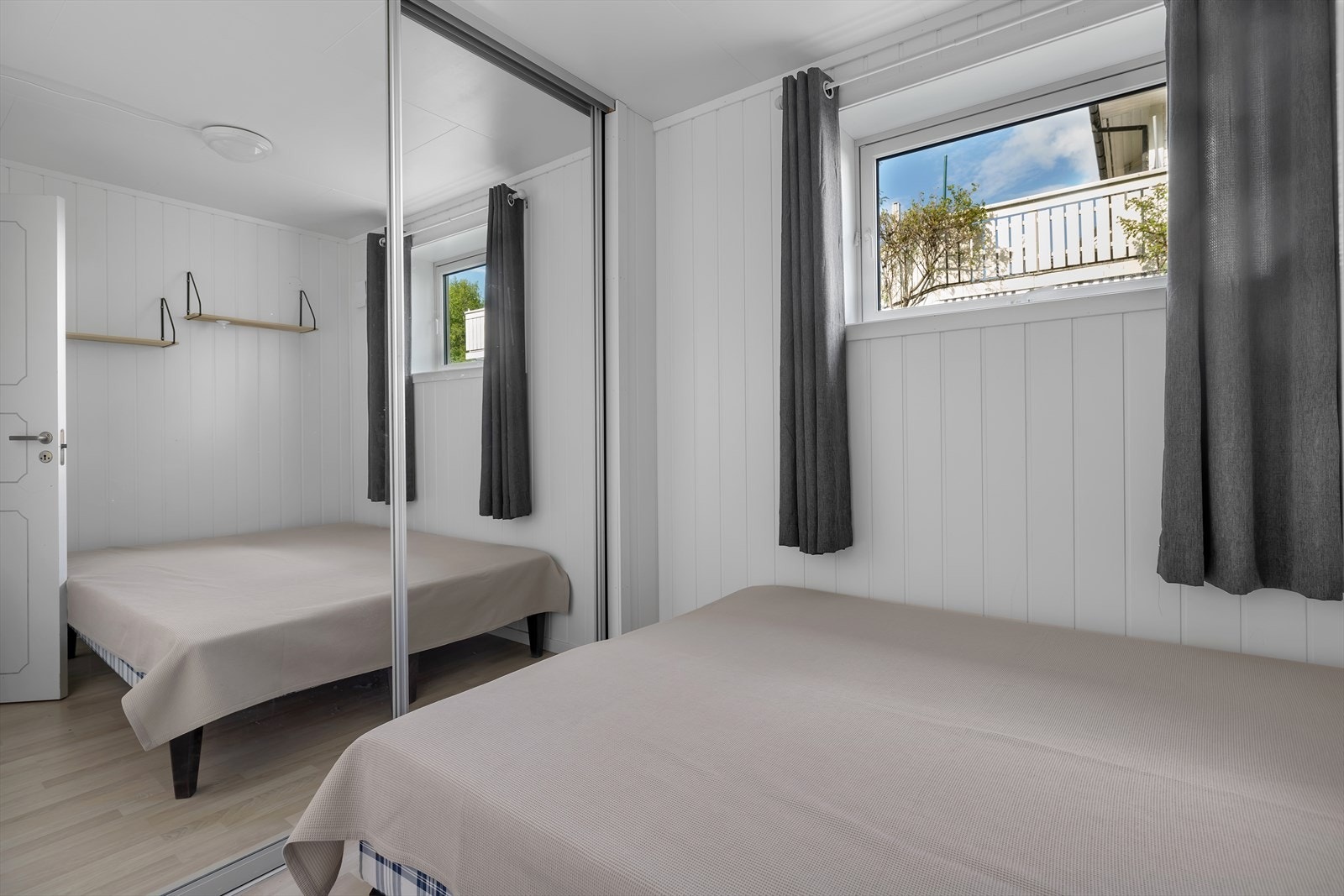 Soverom 2 skyvedørsgarderobe Galleribilde