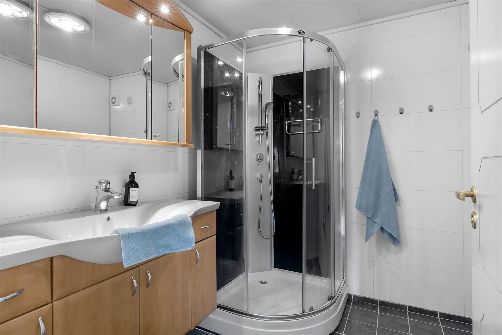 Bad/vaskerom underetasje:
Flislagt gulv med behagelig gulvvarme. Rommet er ellers utstyrt med dusjkabinett, praktisk innredning med speilskap og opplegg for vaskemaskin. Galleribilde