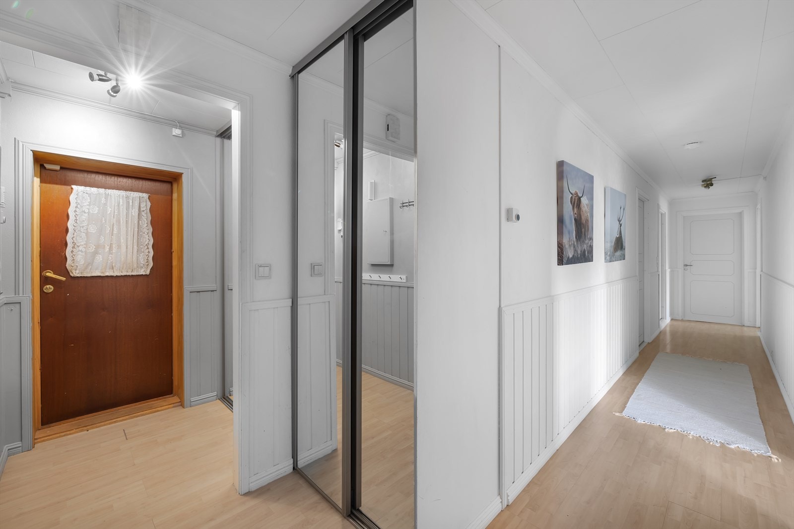 Vindfang/gang ( utleiedel). Garderobeløsningen gir god plass til oppheng av yttertøy. Galleribilde