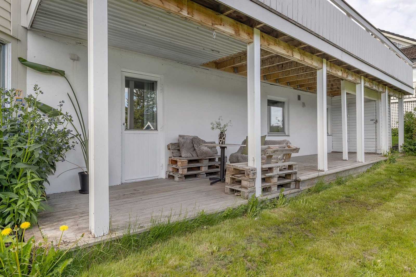 Uteplass i underetasjen. Galleribilde