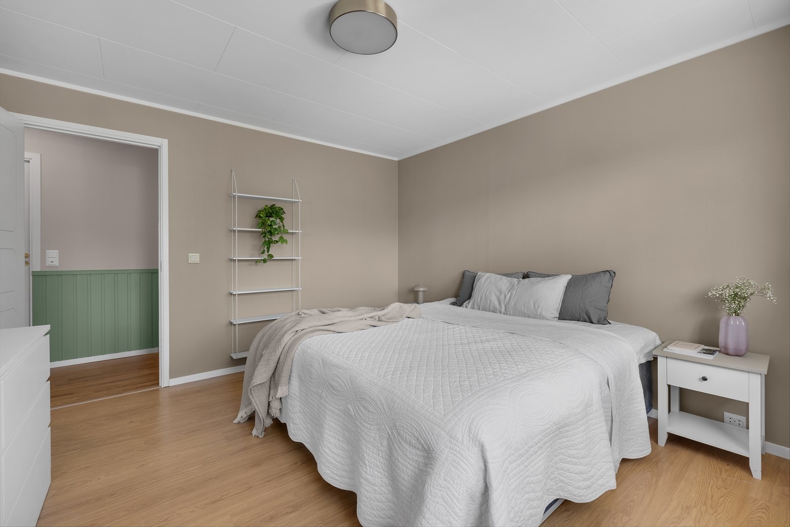 Boligen har totalt 4(5)soverom på hovedplan og 2 soverom i utleiedelen. Galleribilde