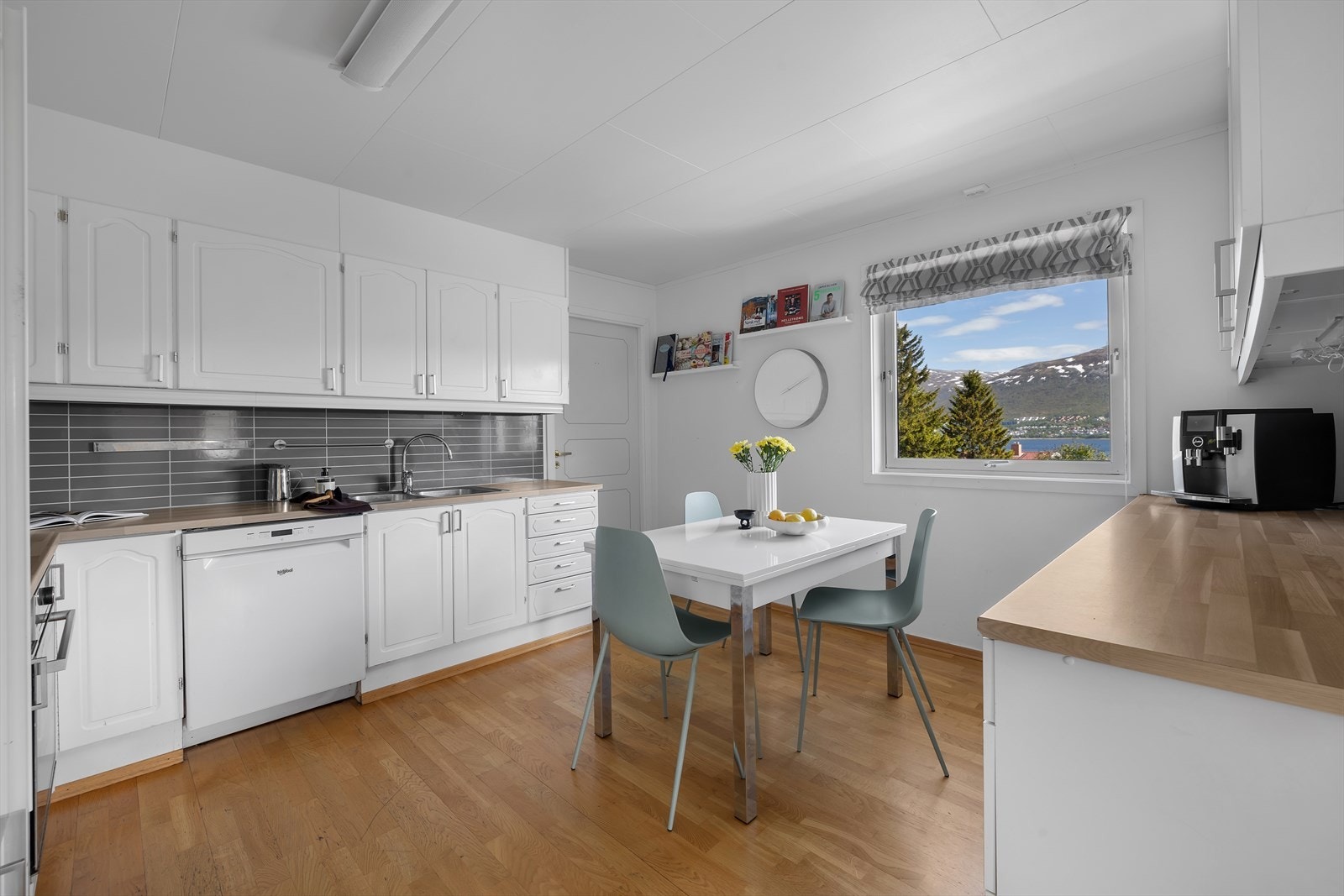 Godt med skap- og benkeplass. Alle hvitevarer medfølger. Galleribilde