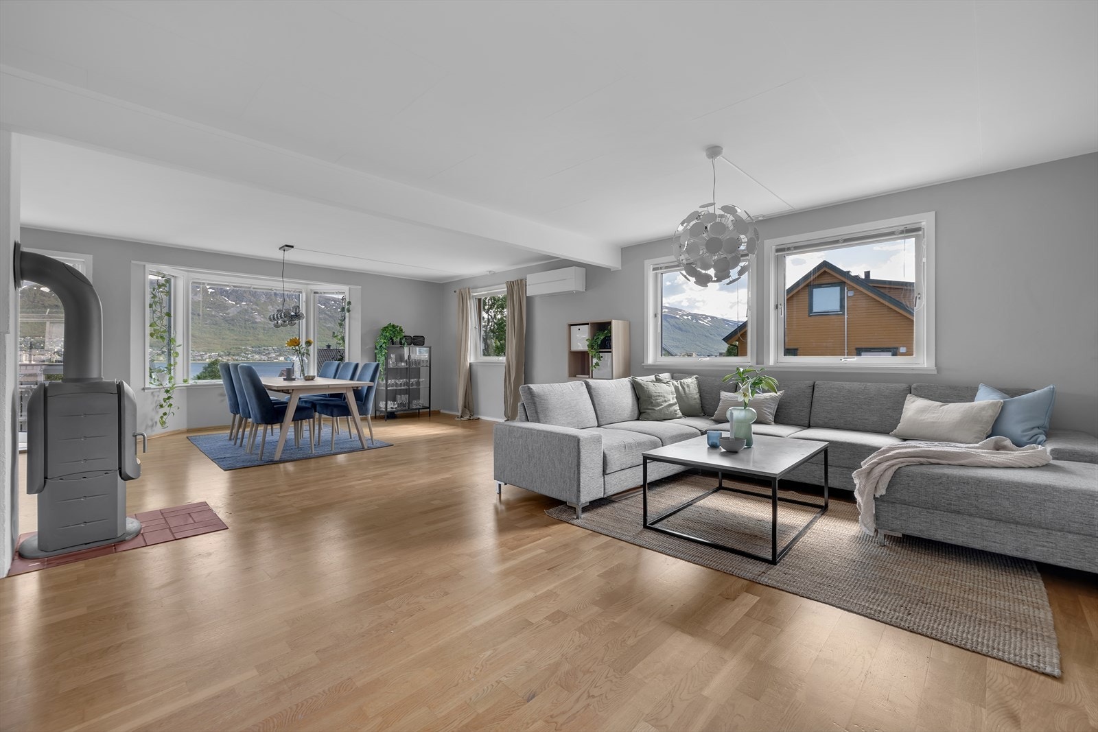 Velkommen til Skagesundvegen 45 , en Innholdsrik enebolig med stor utleiedel. Solrike terrasser. Garasje og stor tomt. Galleribilde