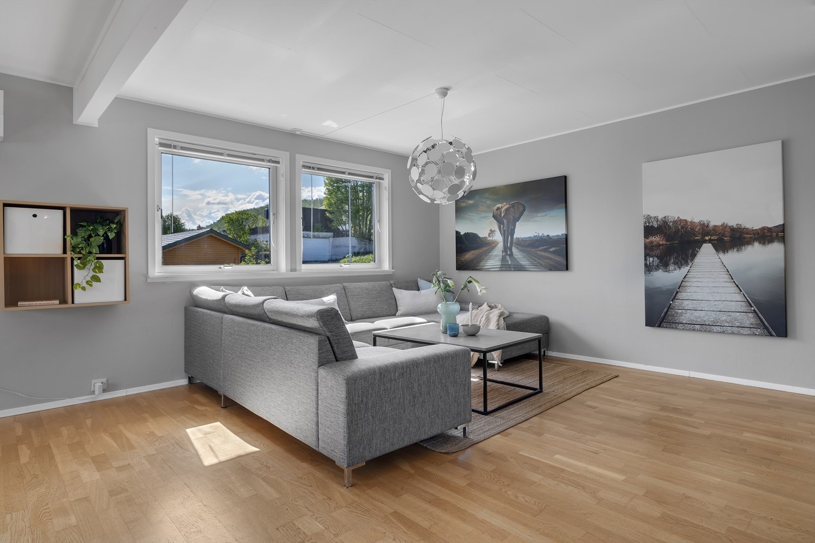 Det er plass til en stor sofagruppe med tilhørende med tilhørende møblement. Galleribilde