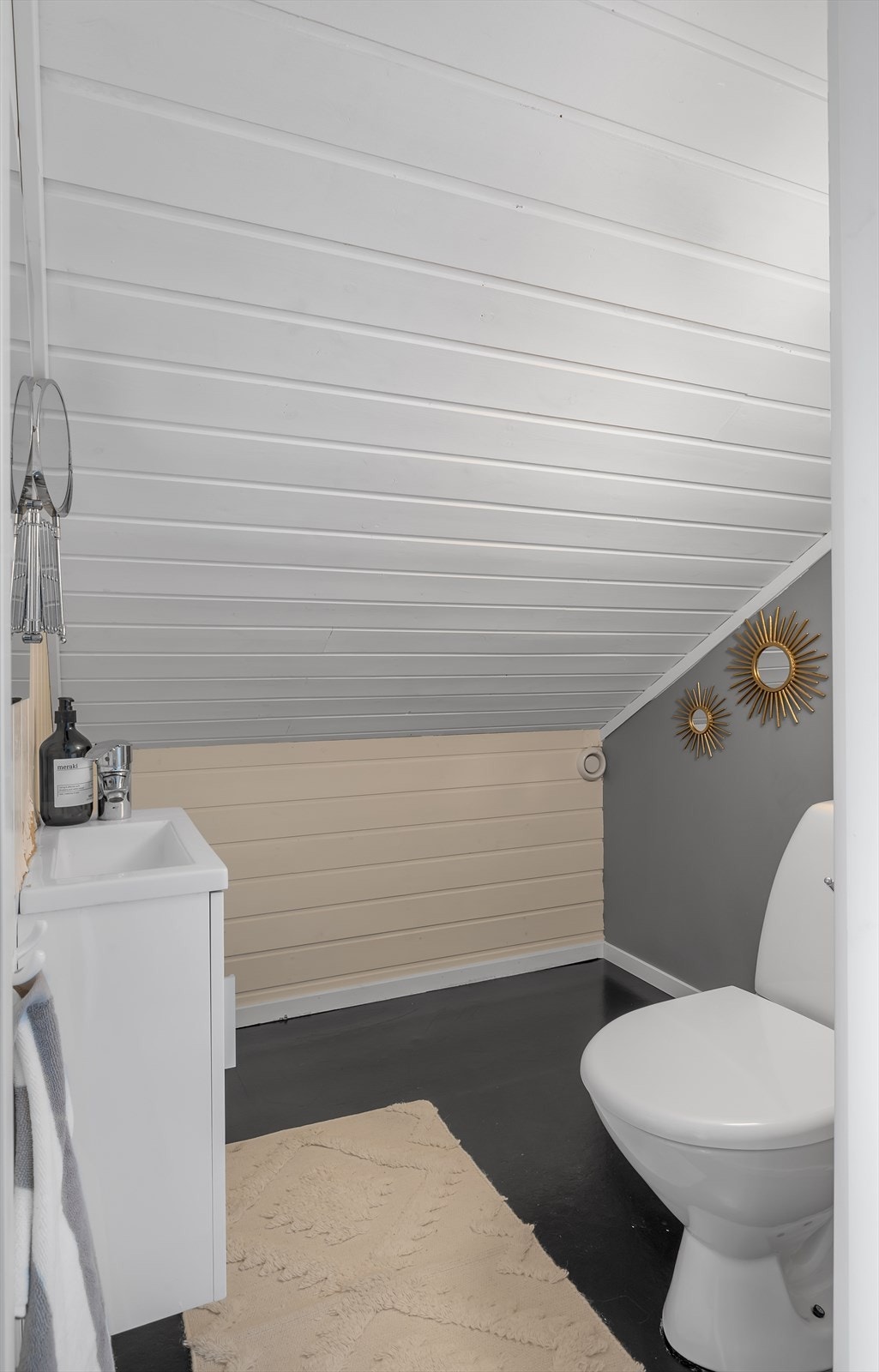 Toalettrom 2.etg/loft:
Gulv belagt med belegg. Vegger kledd med
panelplater og himling med trepanel. Gulvstående klosett. Galleribilde