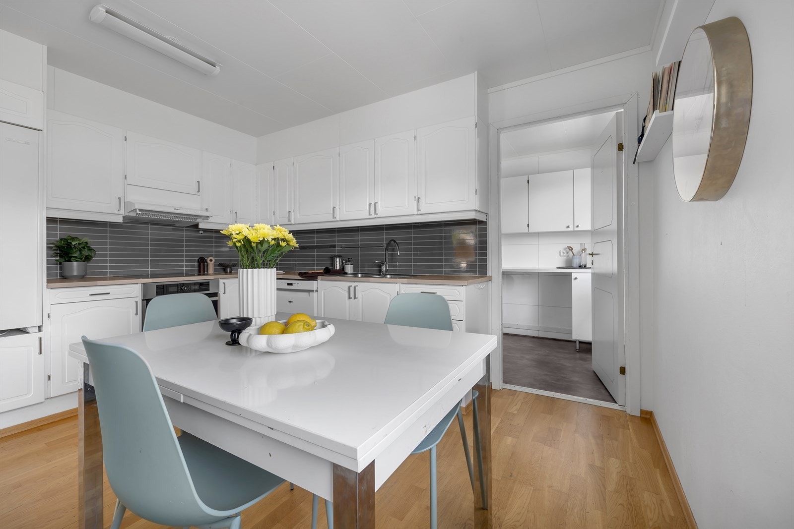 God plass til spisebord på kjøkkenet. Galleribilde