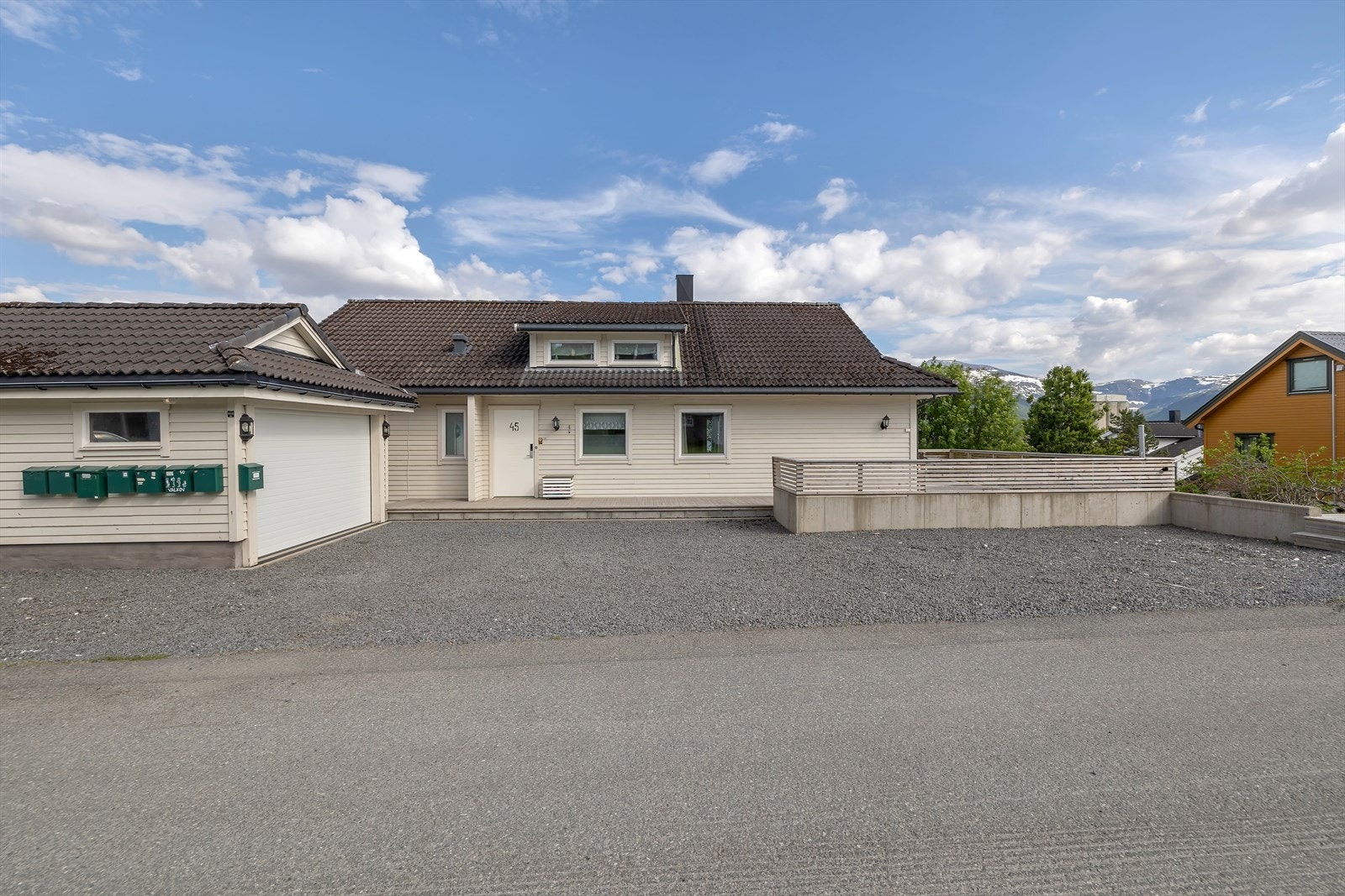 Rolig gate med lite trafikk. Kort vei til barnehage, barneskole, ungdomsskole og videregående skoler Galleribilde