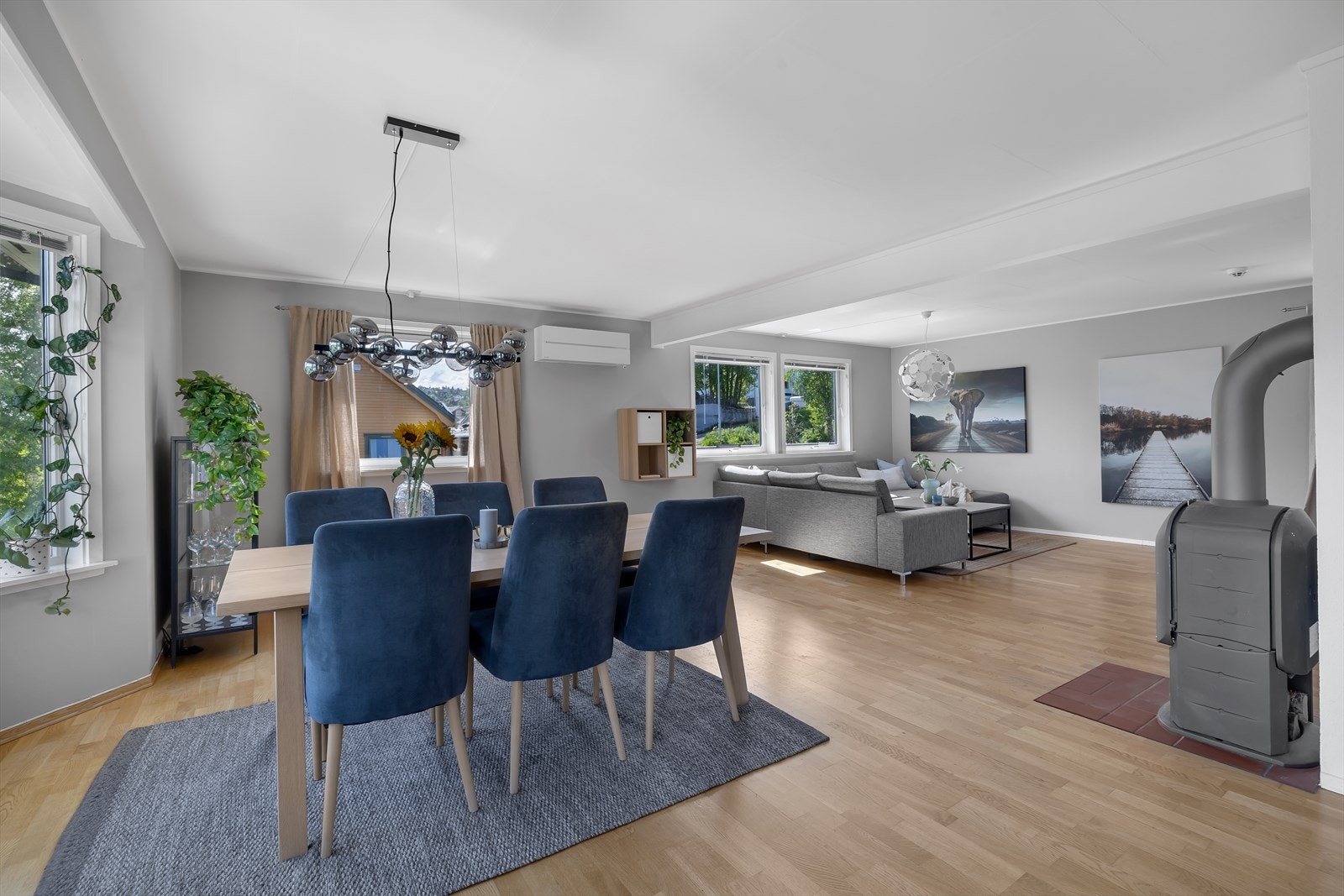 Stuen er av god størrelse og har flere møblerlngsmuligheter med plass til flere hyggelige sosiale soner. Galleribilde