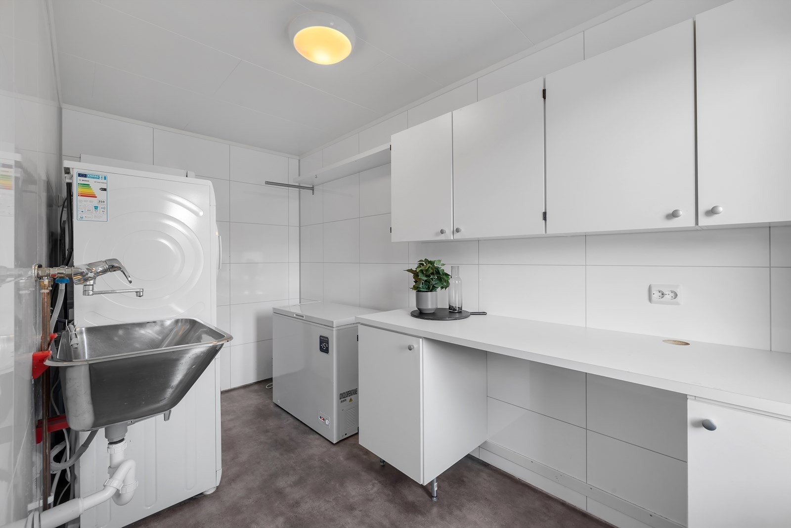 Stort vaskerom med masse oppbevaringsplass Galleribilde