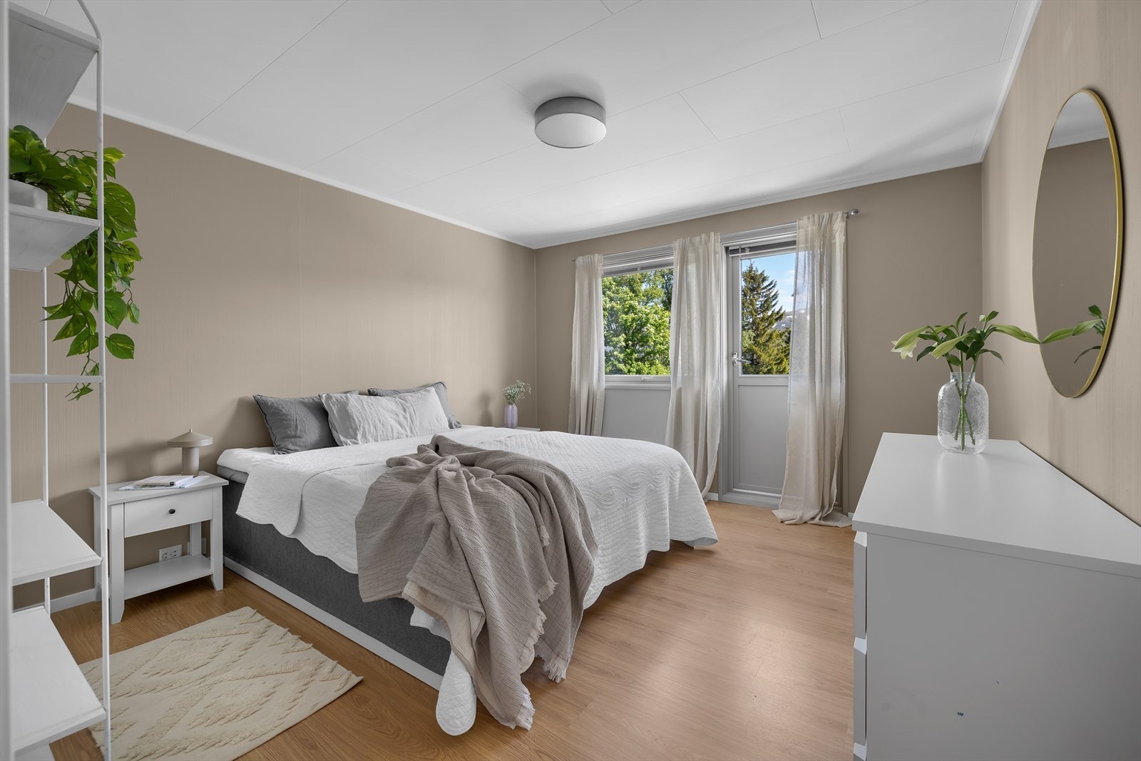 Hovedsoverommet har god plass til dobbeltseng, nattbord og garderobe. Her er og adkomst til balkongen. Galleribilde