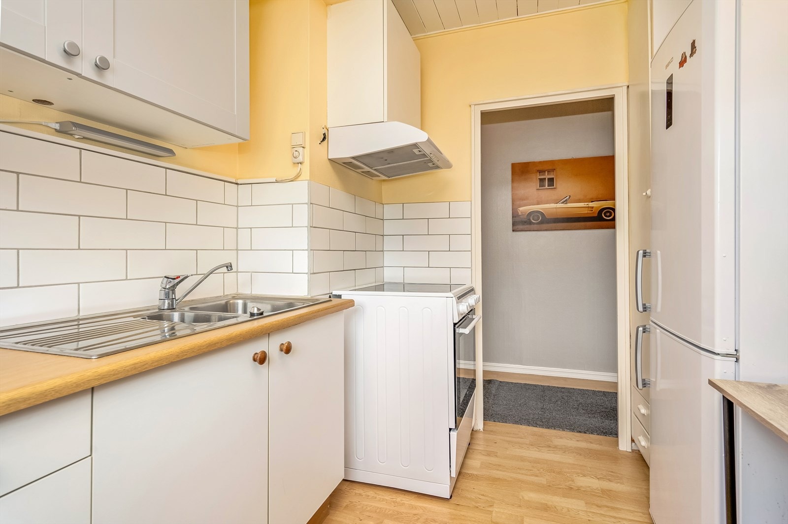 Kjøkken med frittstående hvitemøbler Galleribilde