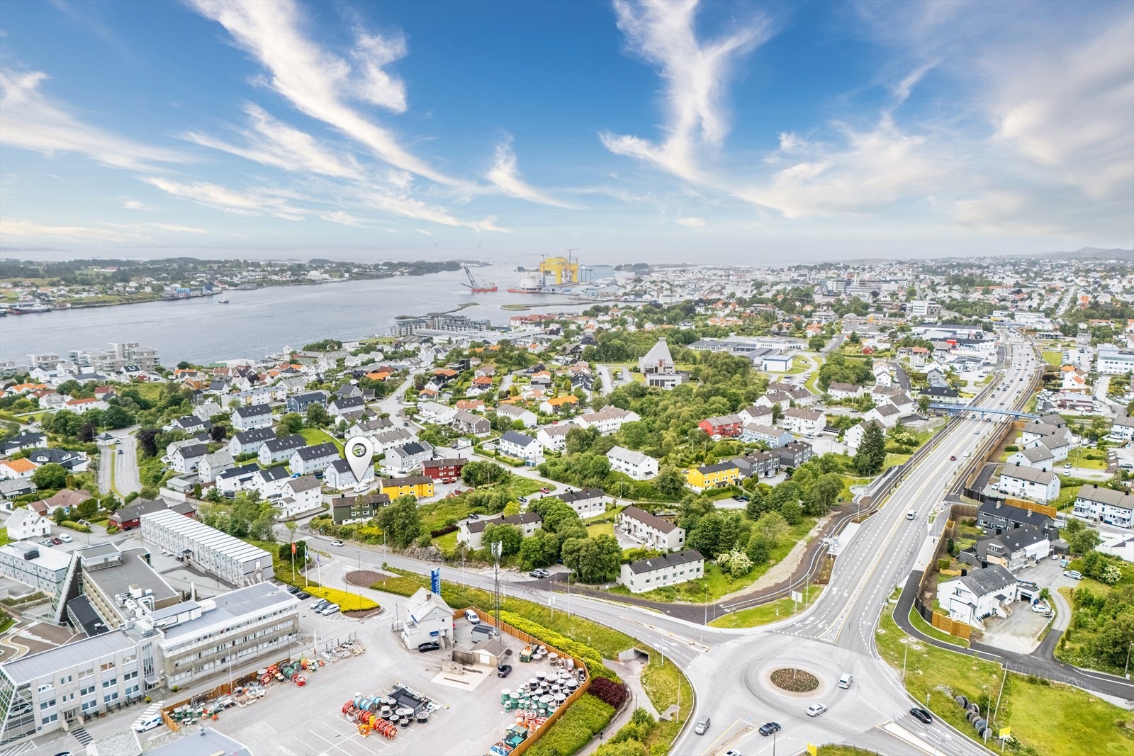 Dronebilde av området, kort vei til busstopp og det meste man trenger innen en kort kjøretur Galleribilde