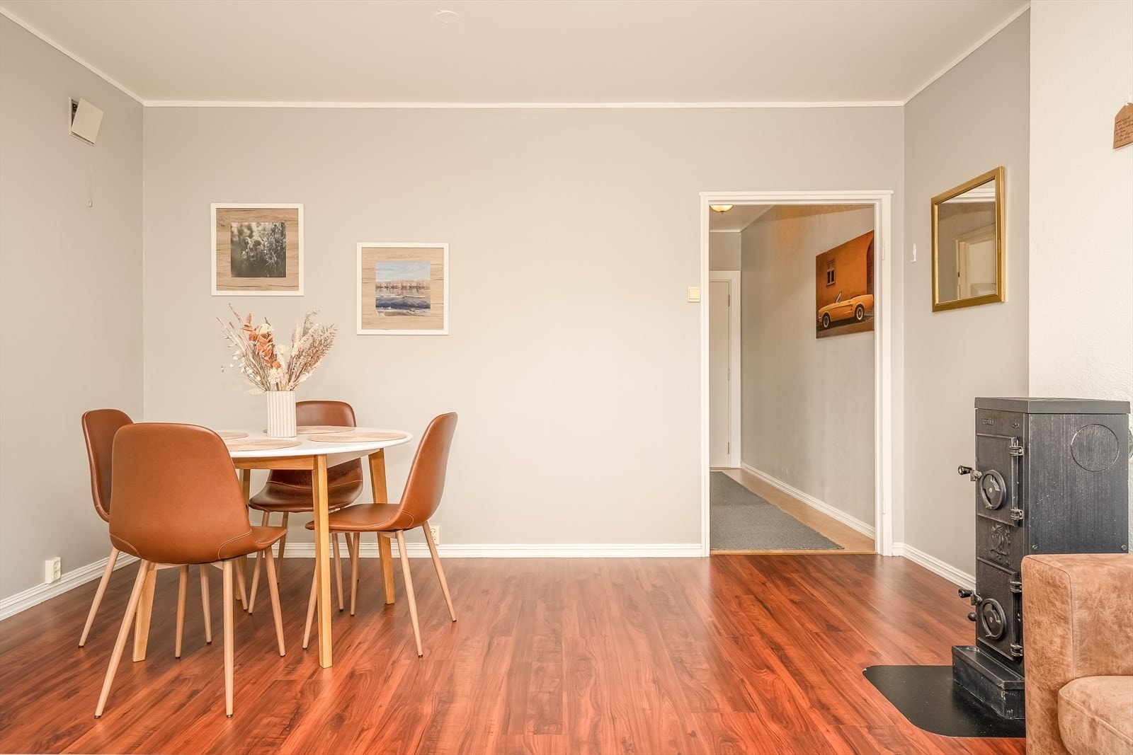 Plass til både sofakrok og bespisning. Vedfyr i stue Galleribilde