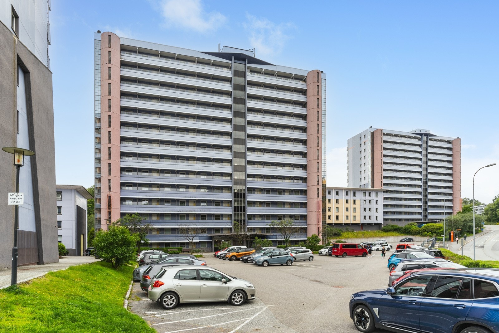 Det er godt med parkeringsdekning i borettslaget! Hver andelseier får 4 digitaleparkeringskort, 2 til boenheten og 2 til gjester. Det er også ladestasjon! Galleribilde