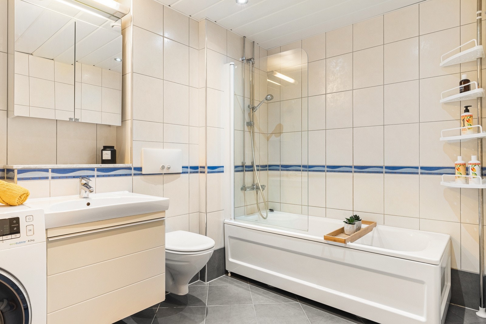 Badet er godt vedlikeholdt, og har god plass til vaskemaskin! Det er selvsagt varme i gulv. Galleribilde