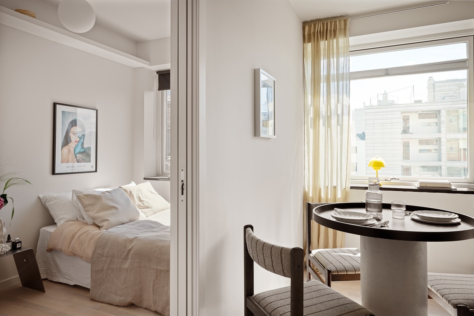 Fra stuen er det adkomst til et romslig soverom Galleribilde