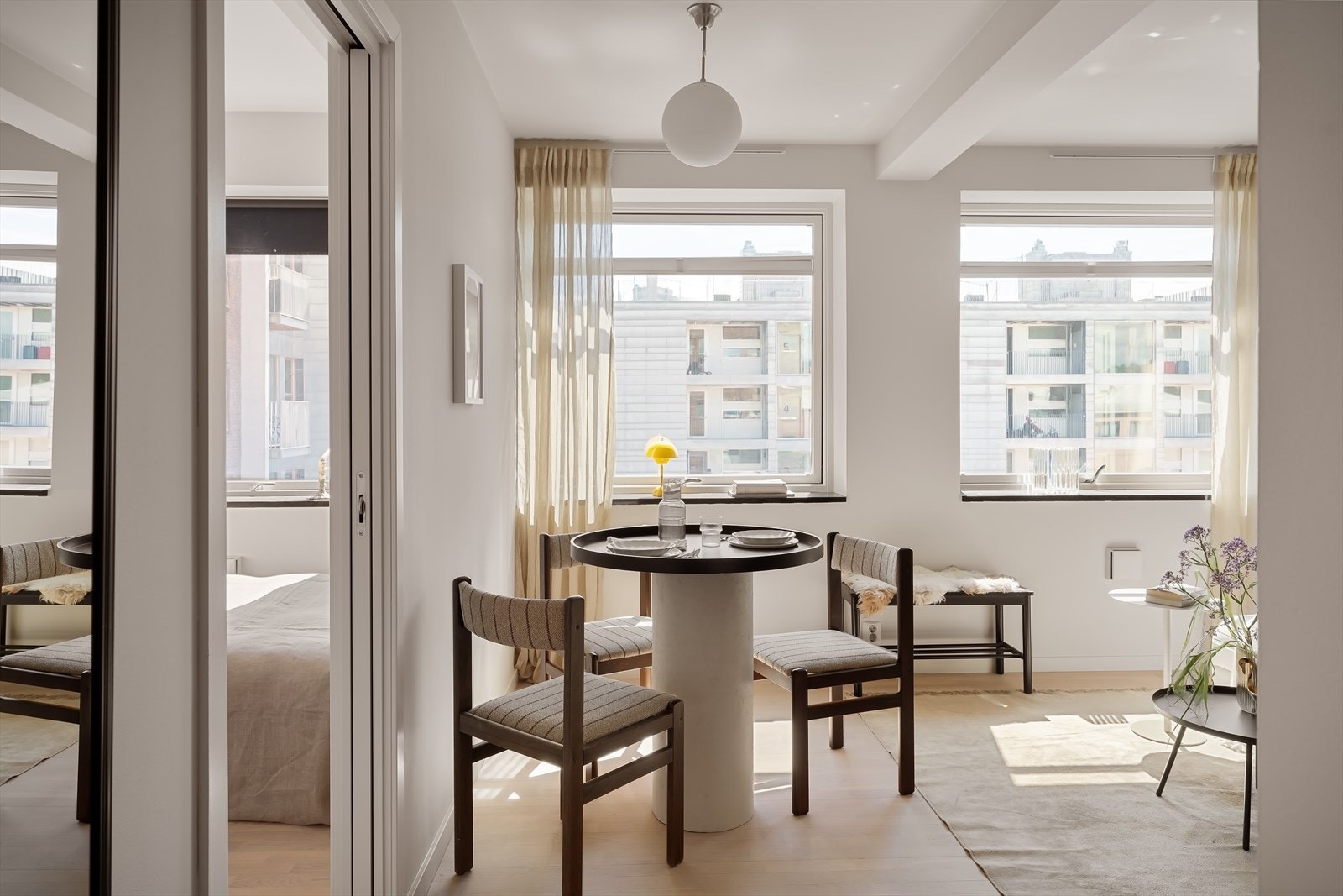 Leiligheten ligger høyt og fint i 4. etasje (med heisadkomst), i et attraktivt område på nedre Grünerløkka. Galleribilde