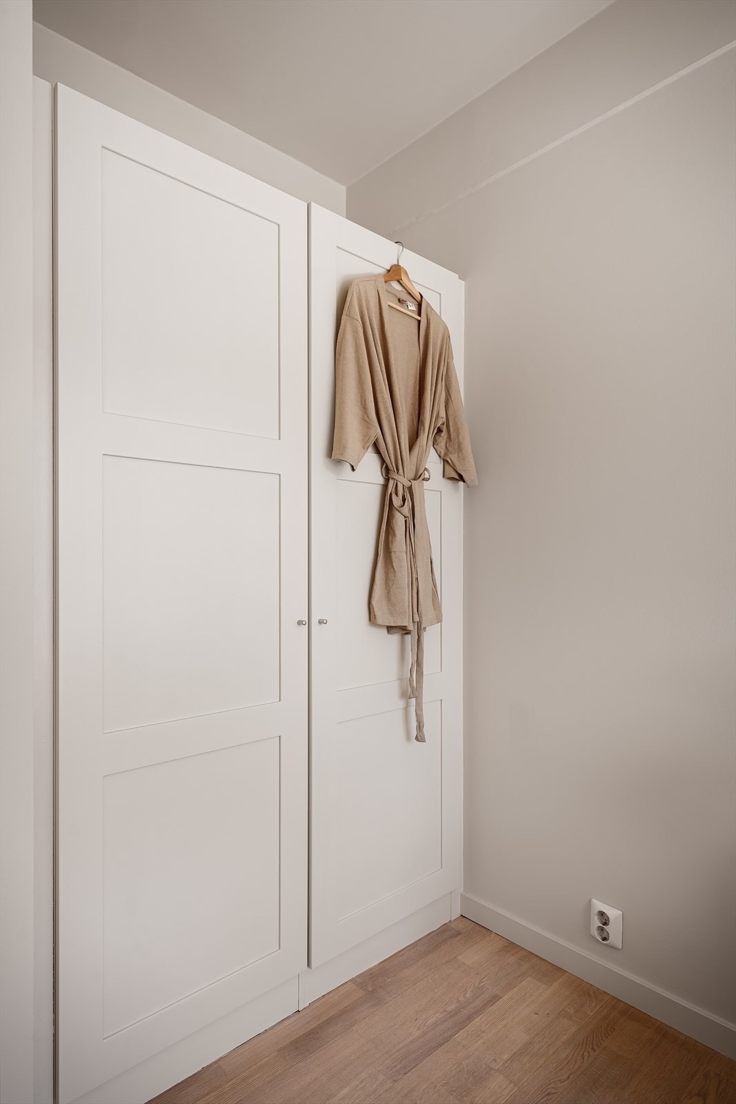 Rikelig med oppbevaringsplass i stort garderobeskap Galleribilde