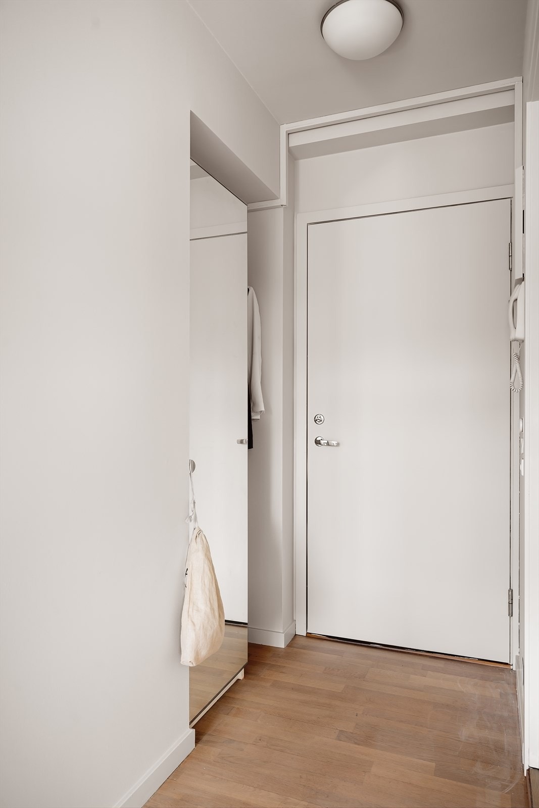 Velkommen inn! Lys og hyggelig entré som gir et godt førsteinntrykk av leiligheten. Galleribilde