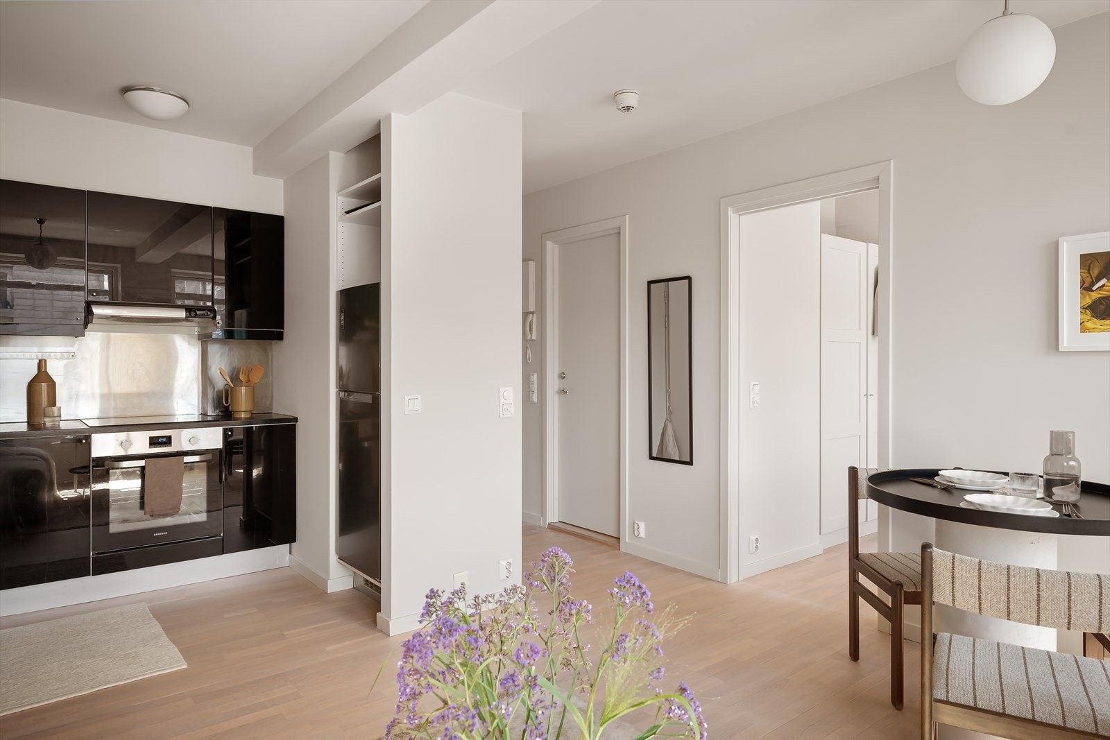 Kjøkkenet er utstyrt med integrerte hvitevarer som oppvaskmaskin og komfyr med nedfelt platetopp. Galleribilde