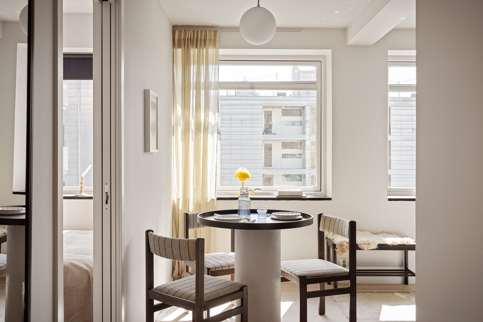 Store, brede vindusflater som gir gode innvendige lysforhold og en luftig romfølelse. Galleribilde