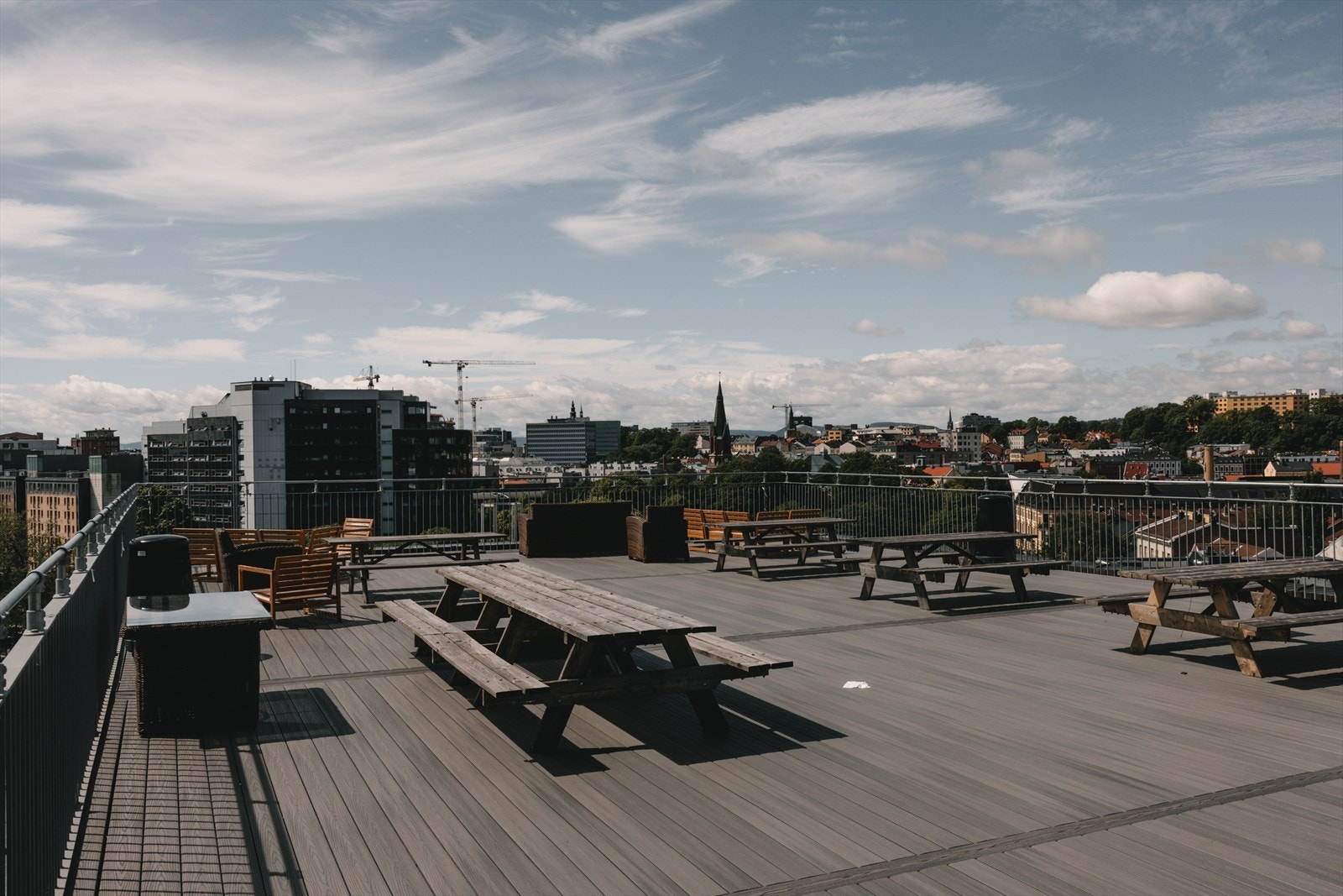 Felles takterrasse med gode solforhold, sittegrupper, solsenger og fantastisk utsikt. Galleribilde