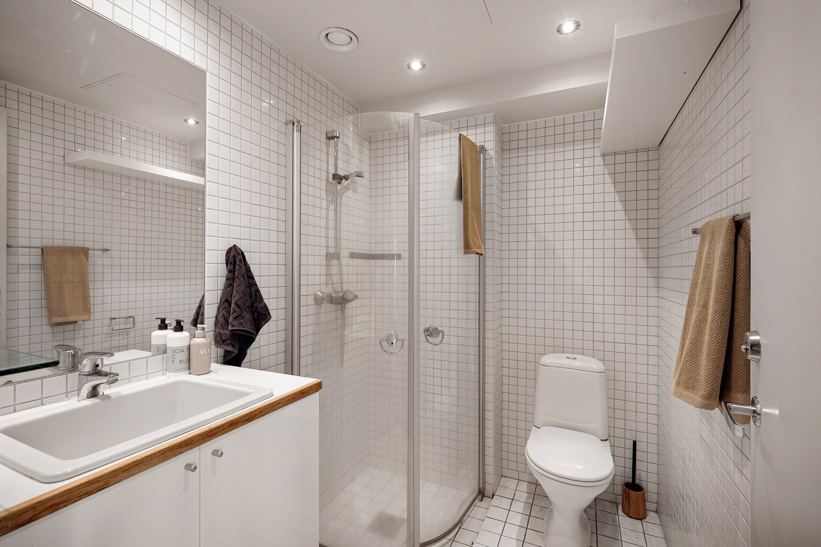 Leiligheten har et pent, flislagt baderom fra 2005, med plass og opplegg for både vaskemaskin og tørketrommel. Galleribilde