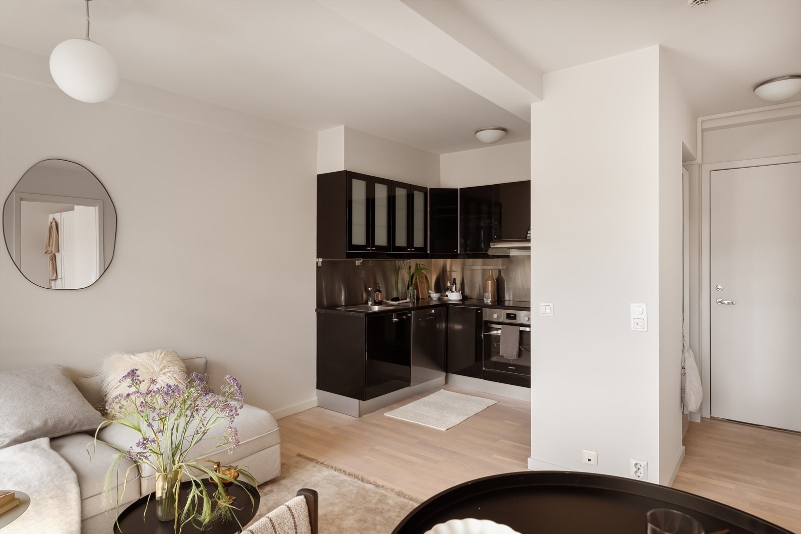 Leiligheten har en svært fin, praktisk og arealeffektiv kjøkkenløsning Galleribilde