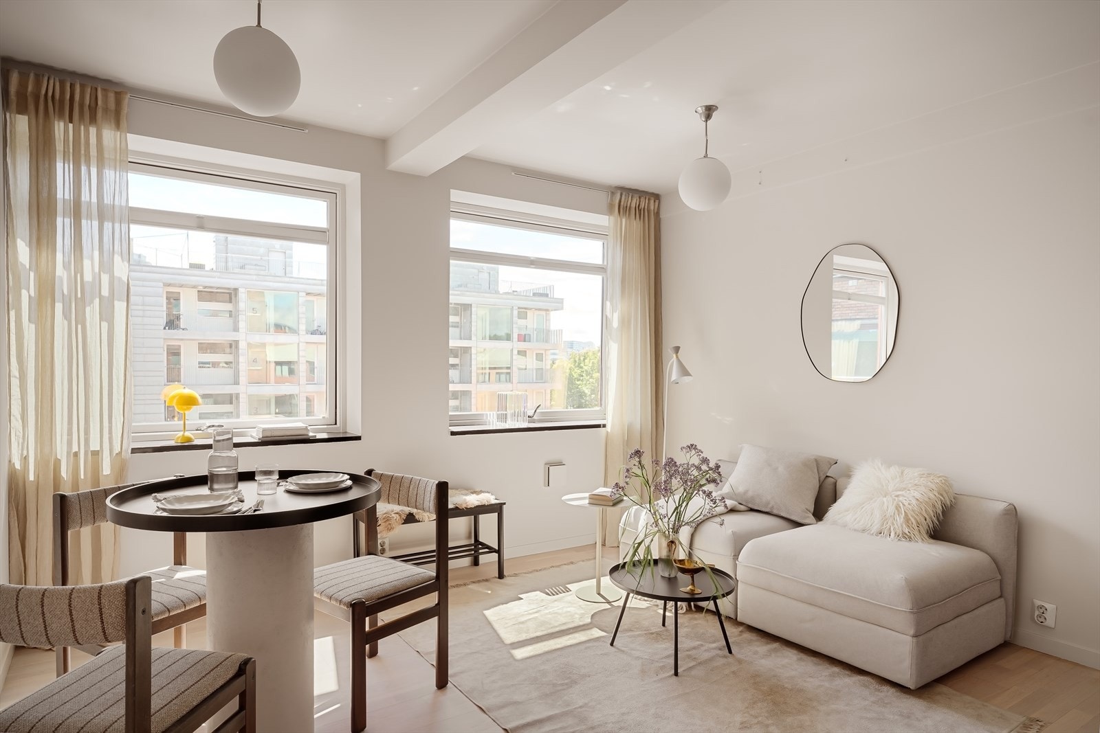 Leiligheten har en lys og fin stue med en flott utsikt. Galleribilde