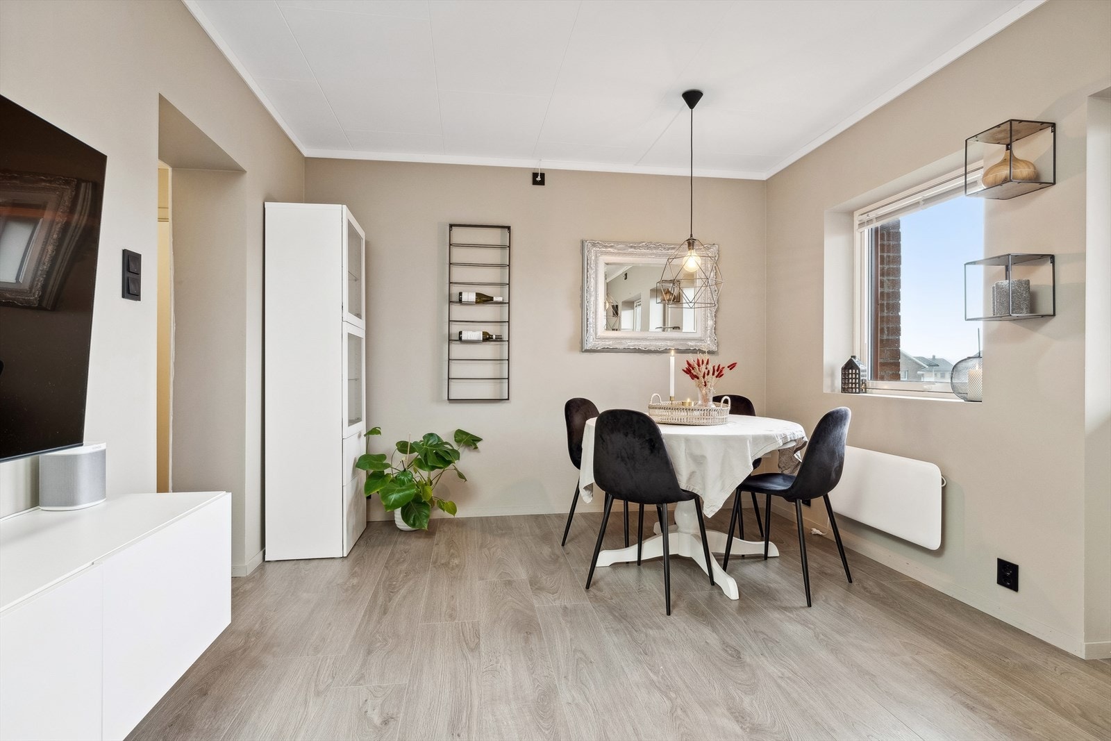 Stuen ble oppgradert i 2021 med nye veggplater, etterisolert og nytt elektrisk. Stuegulvet ble byttet i 2019. Galleribilde