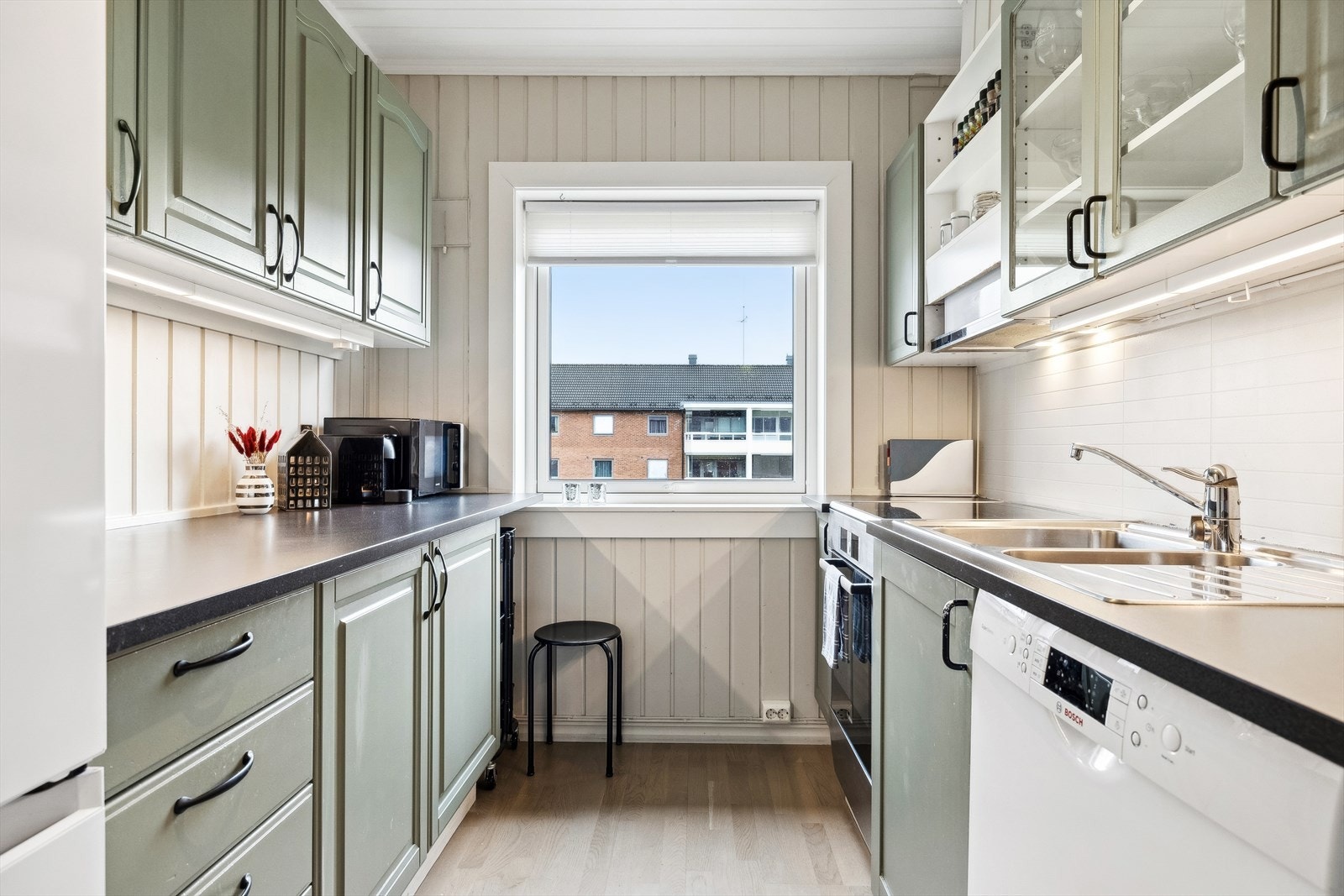 Malt profilert kjøkkeninnredning Galleribilde