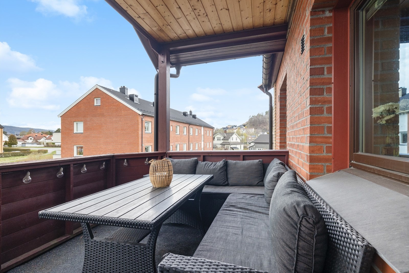 Romslig solrik balkong Galleribilde