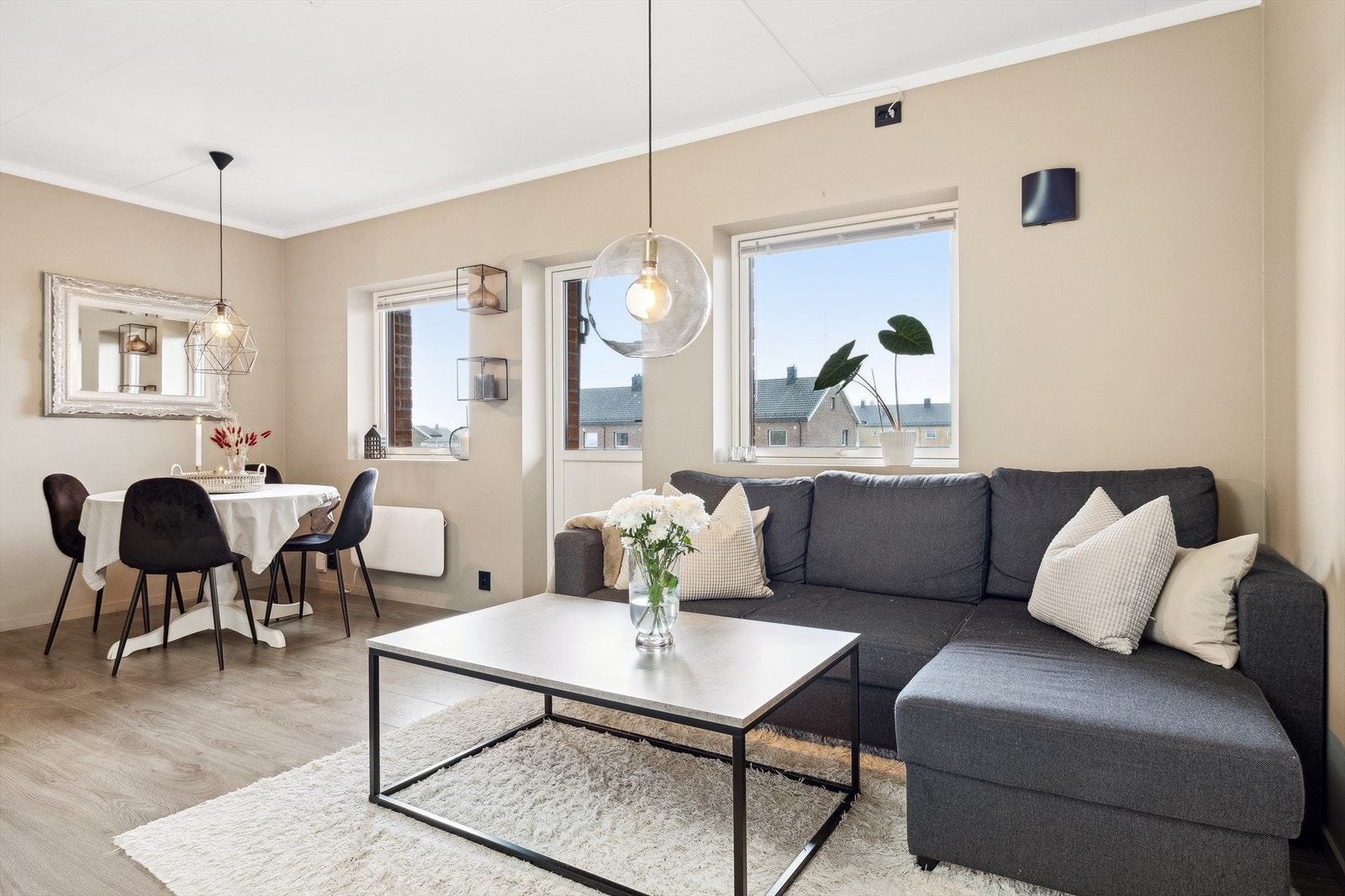 Fra stuen er det utgang til solrik balkong Galleribilde