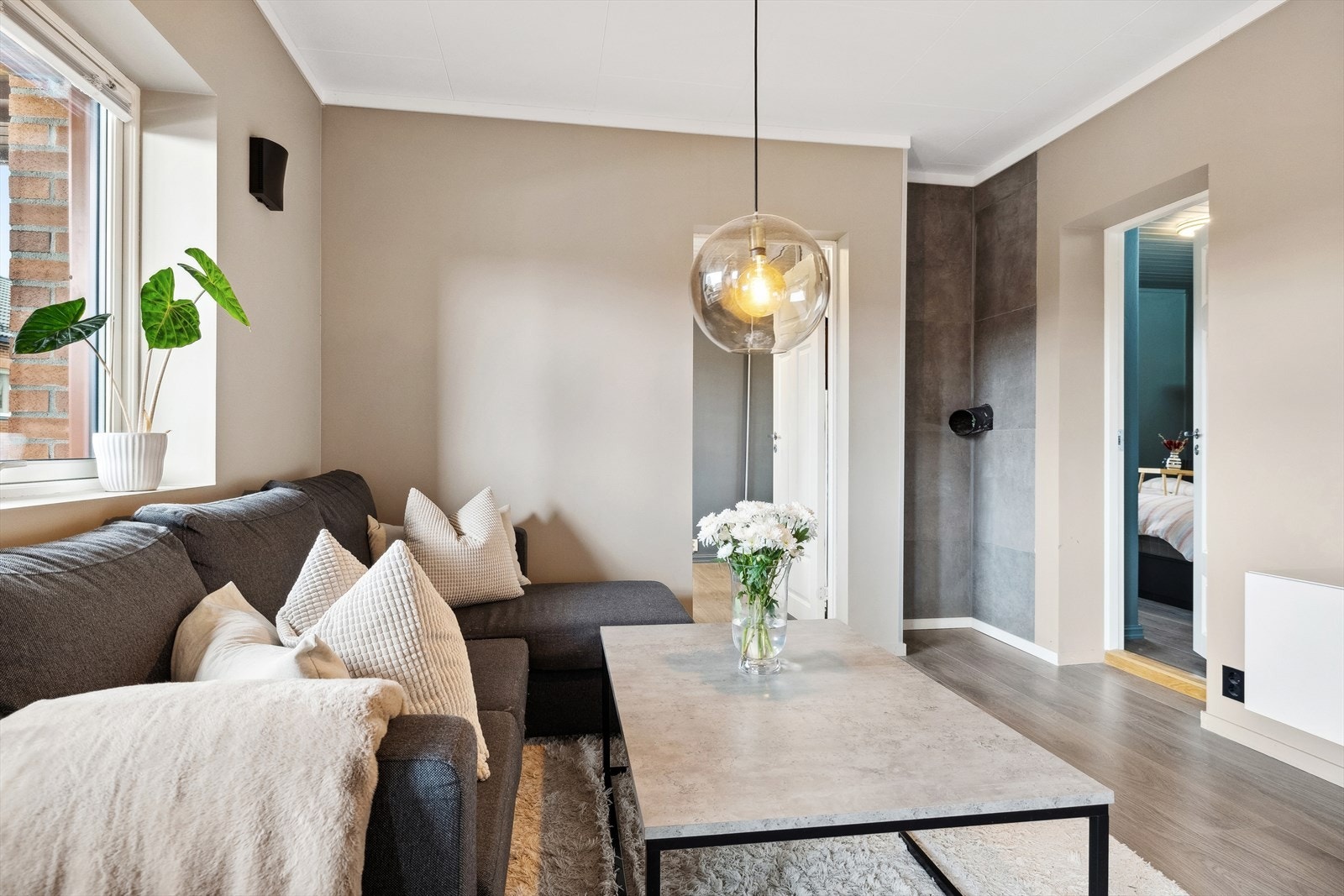 I stuen er det pipe med mulighet for å montere vedovn Galleribilde