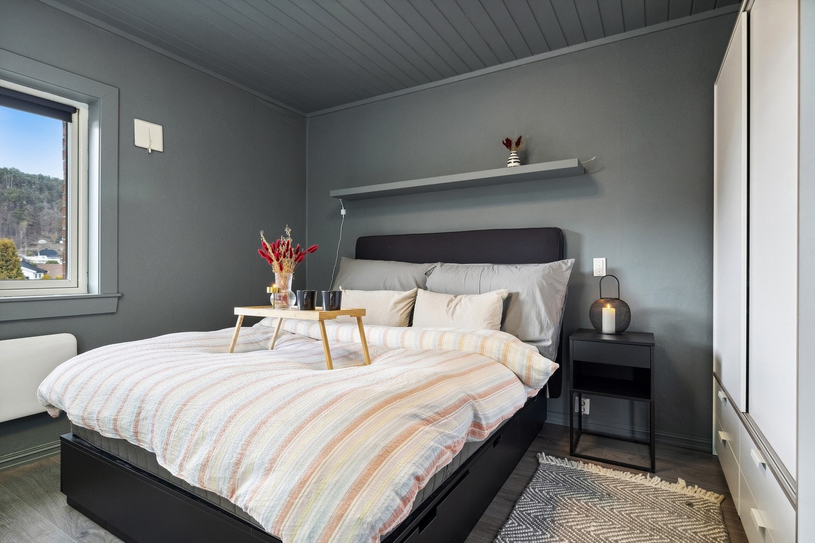 Hovedsoverom med garderobeskap Galleribilde