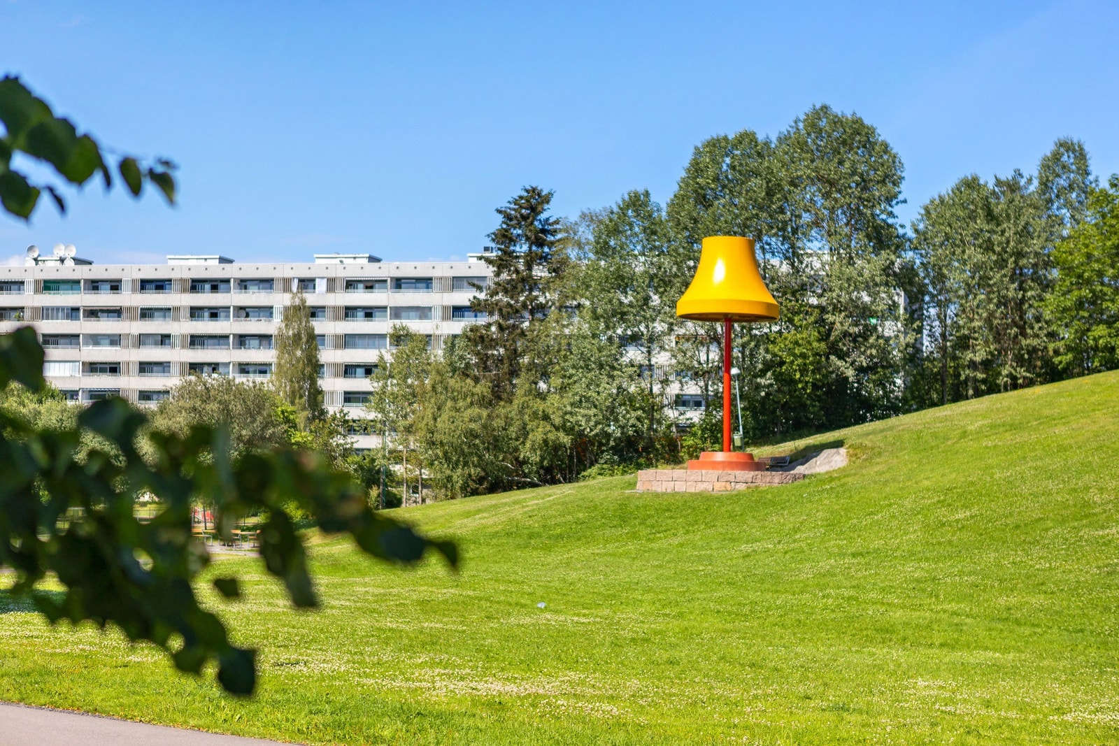Skulpturen Storstua er blitt et midtpunkt i borettslaget hvor foten er en benk med varmeseter for kalde vinterdager. Galleribilde