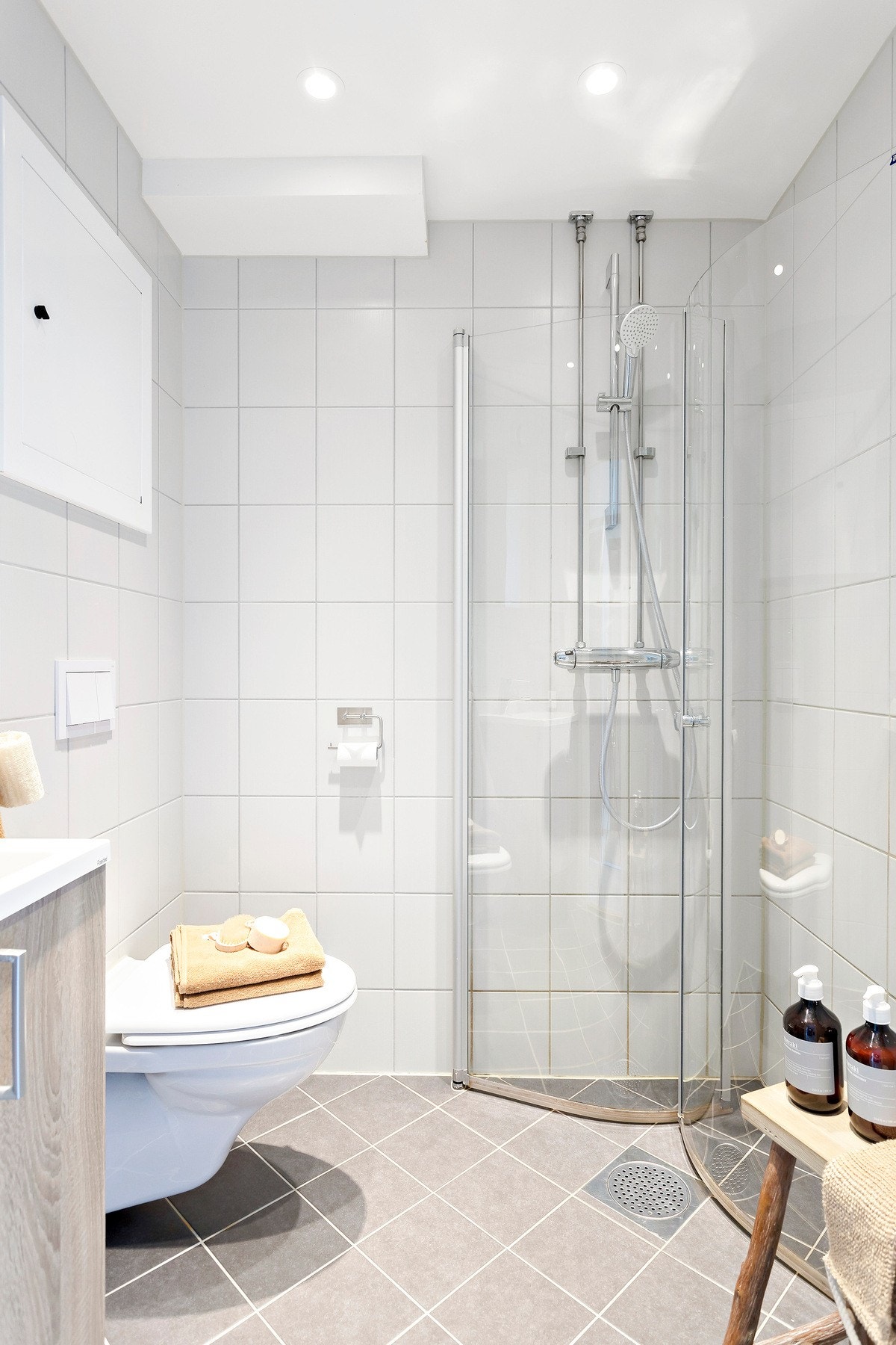 På badet er det opplegg for vaskemaskin. Ønsker man ikke å ha egen vaskemaskin på badet, er det et stort fellesvaskeri med tørketrommel og tørkeskap tilgjengelig gratis i 1. etasje. Galleribilde