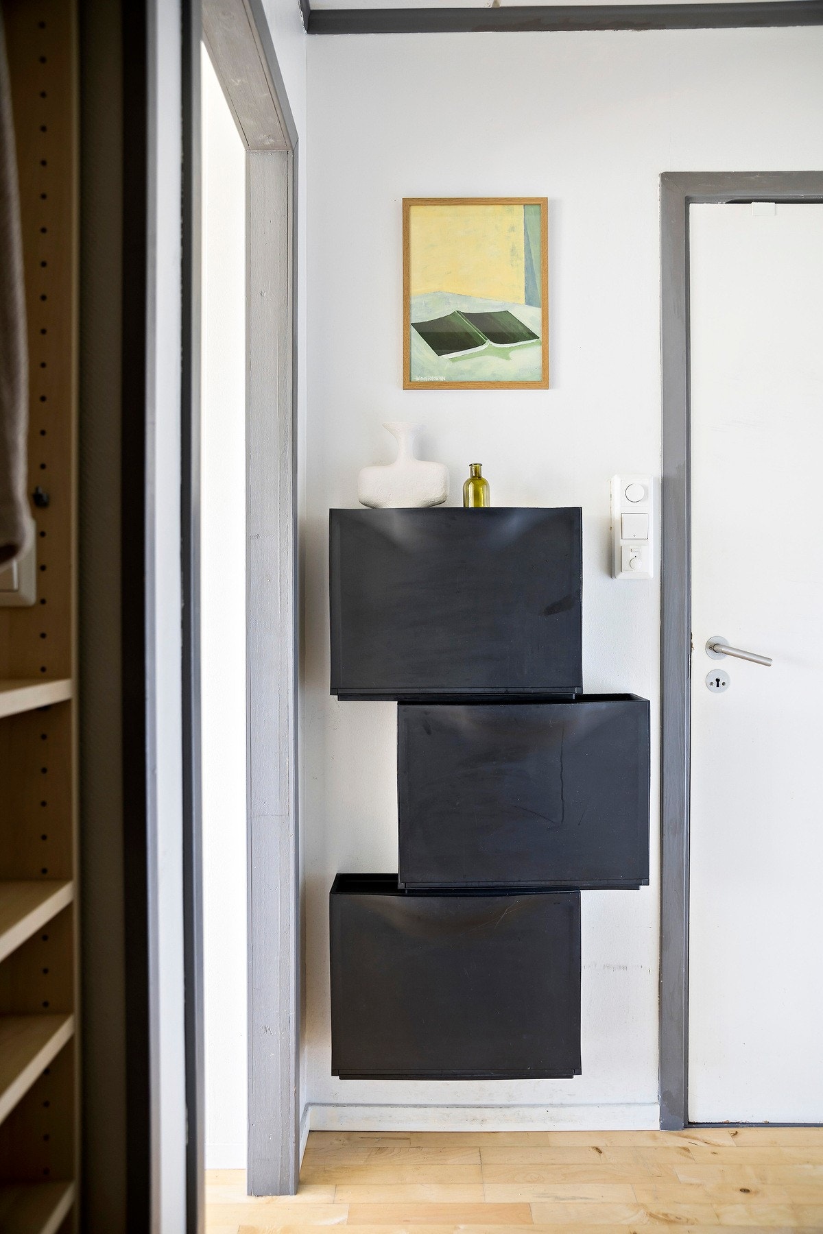 Her er det god plass til å sette fra seg sko i skoskap og henge fra seg yttertøy. Galleribilde