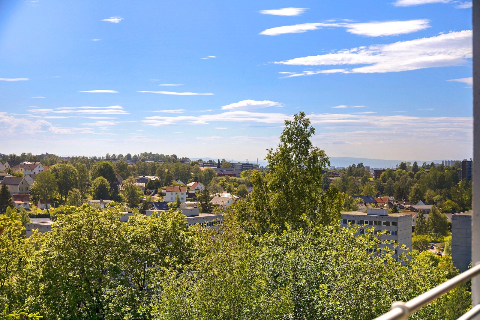 Her er det fin og frodig utsikt over både nærområdet og himmel! Galleribilde