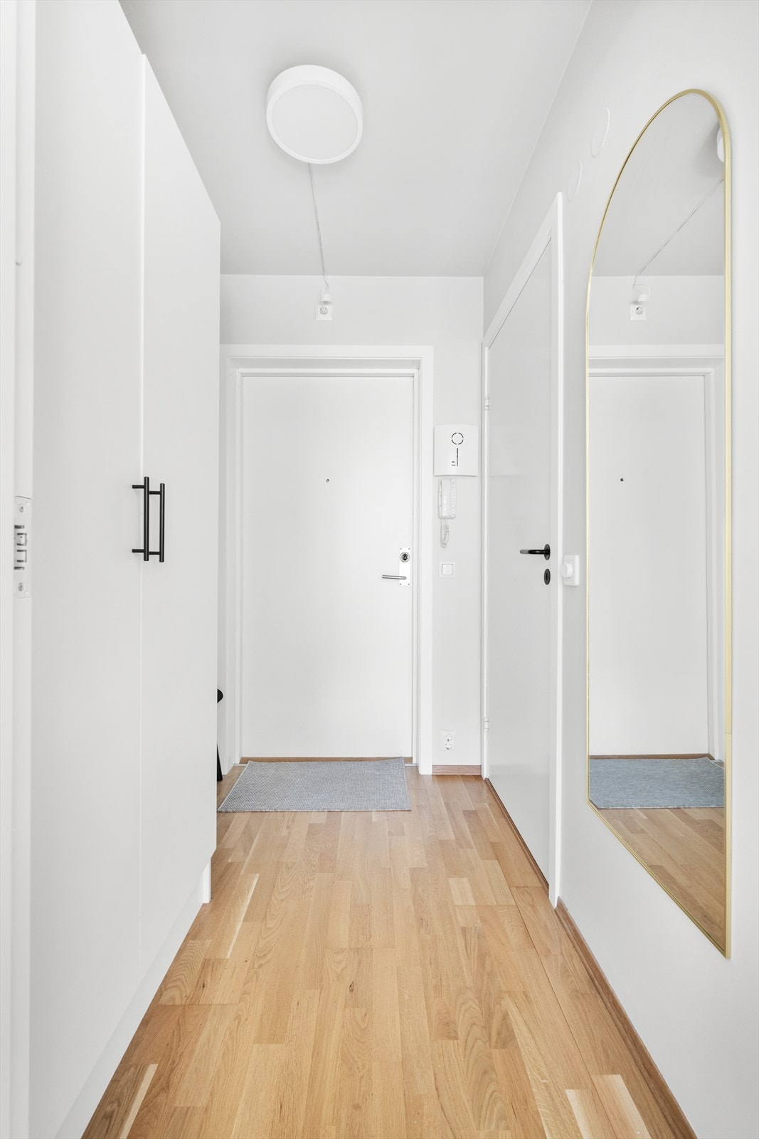 Her har du et romslig garderobeskap, samt plass til å henge fra seg yttertøy og sette fra seg sko. Galleribilde