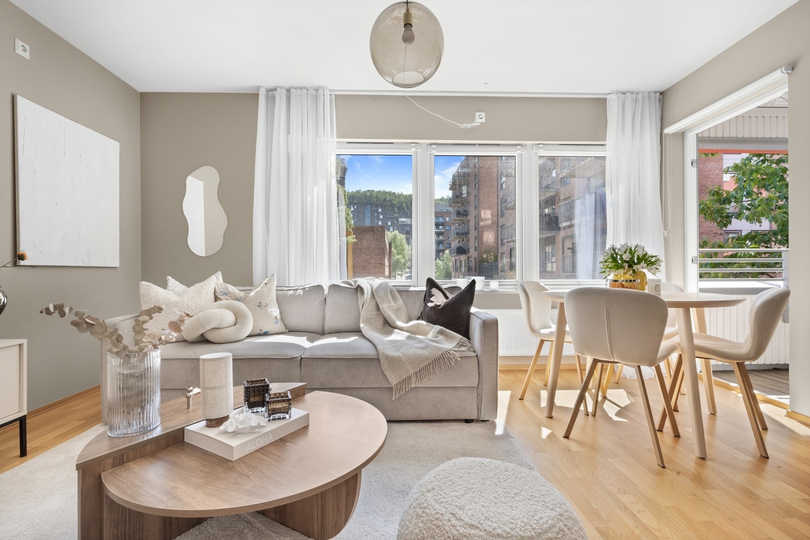Boligen har en åpen stue kjøkkenløsning med plass til sofagruppe, tv-seksjon og spisebord. Galleribilde