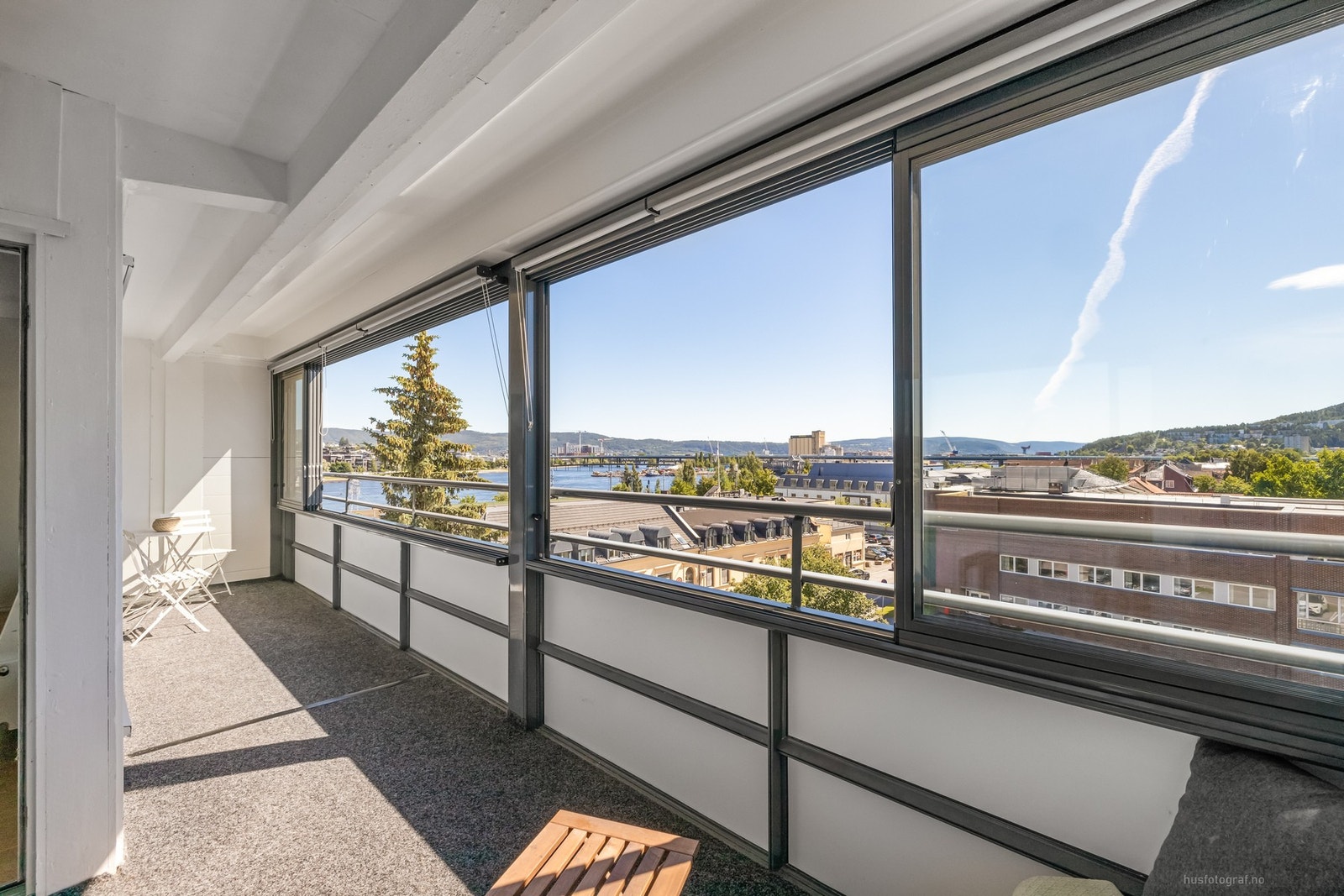 Leiligheten har en romslig innglasset balkong på 14 kvm med flott utsikt Galleribilde