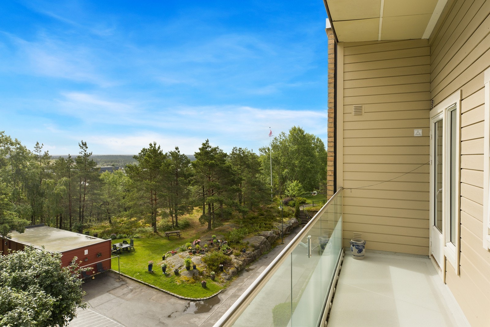 Fra kjøkkenbalkongen er det flott utsyn mot de rolige og grønne fellesarealene. Galleribilde