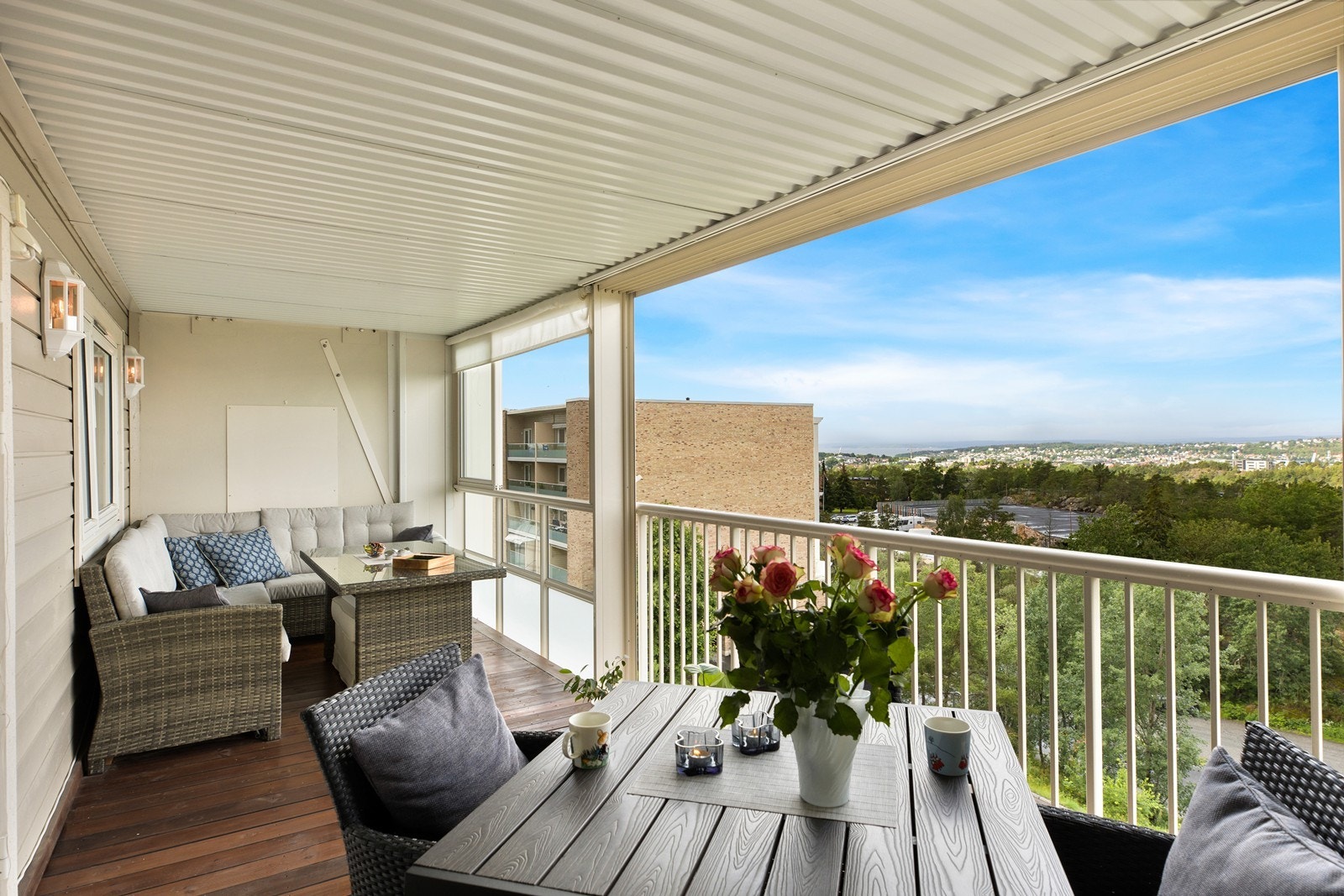 Stuen har adkomst til innglasset balkong på 18 kvm med vid utsikt over byen. Galleribilde