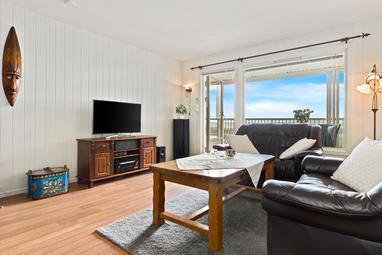 Store vindusflater slipper inn mye naturlig dagslys Galleribilde