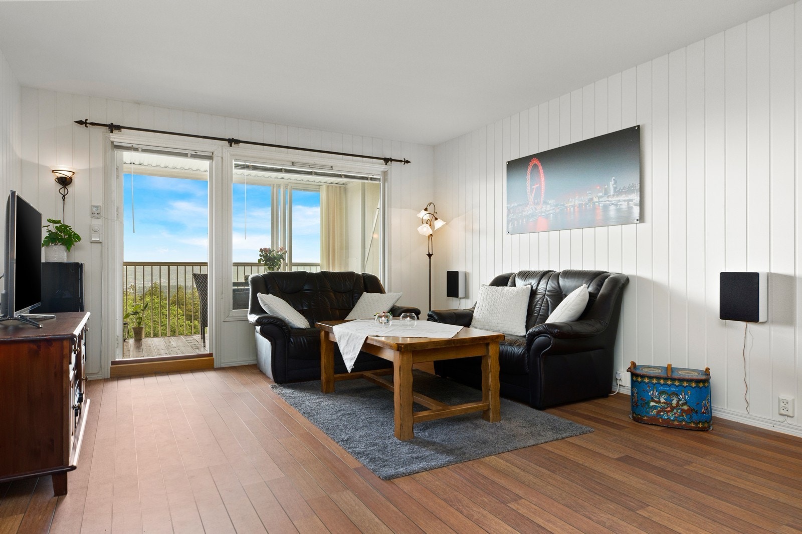 Lys stue med plass til både salong og spisemøblement. Galleribilde